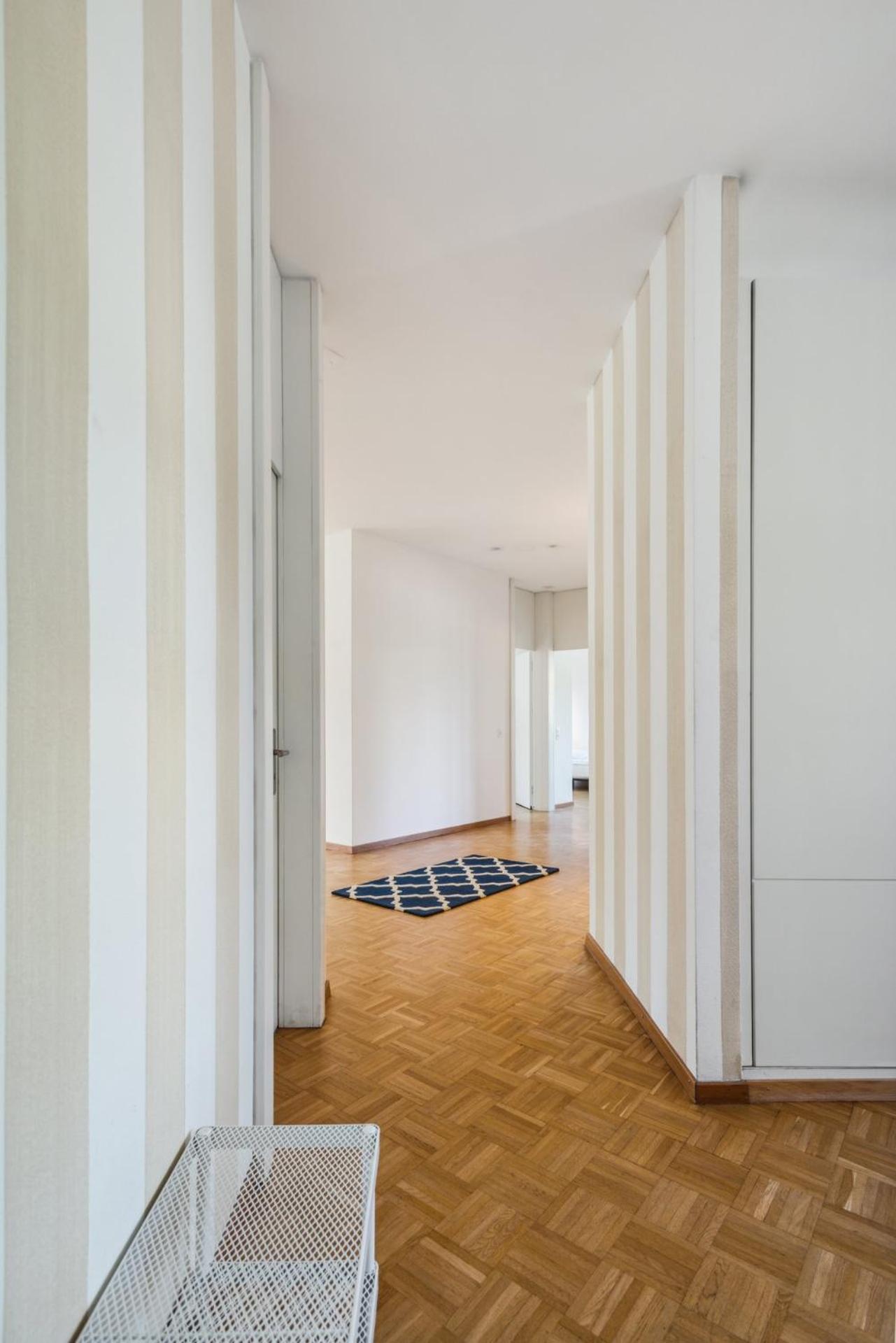 Spacious Central Apartments HOTING view 3