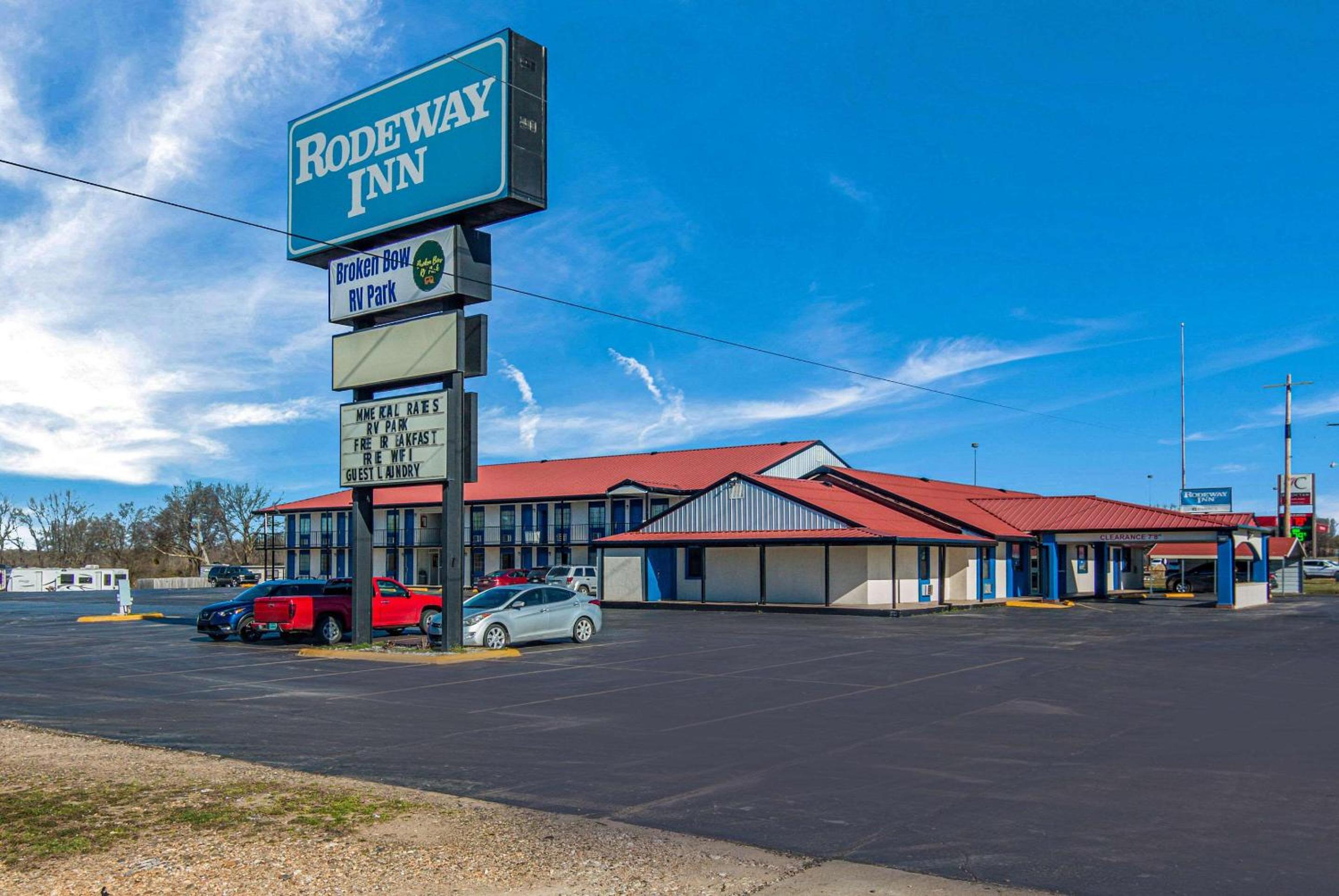 Hotel Rodeway Inn Broken Bow-Hochatown - Image 1