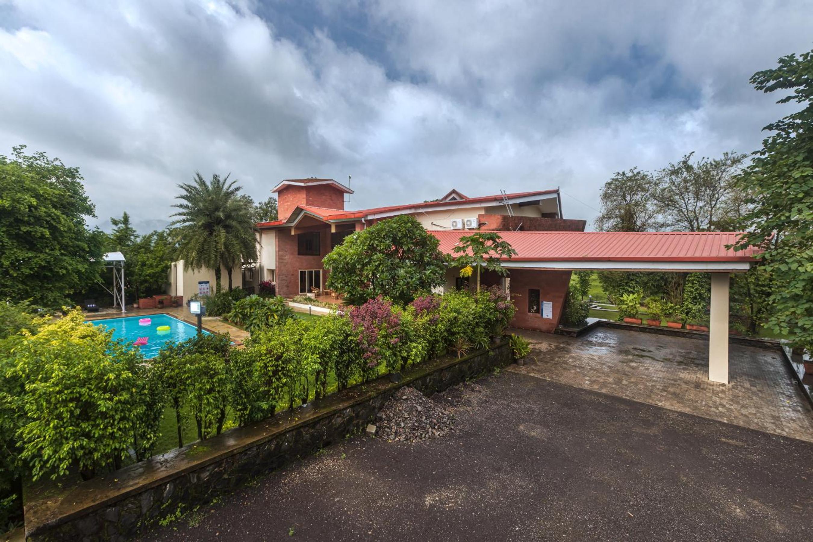 SaffronStays Ananya - 4BR villa with pool, minibar & game room near river Ullas in Karjat