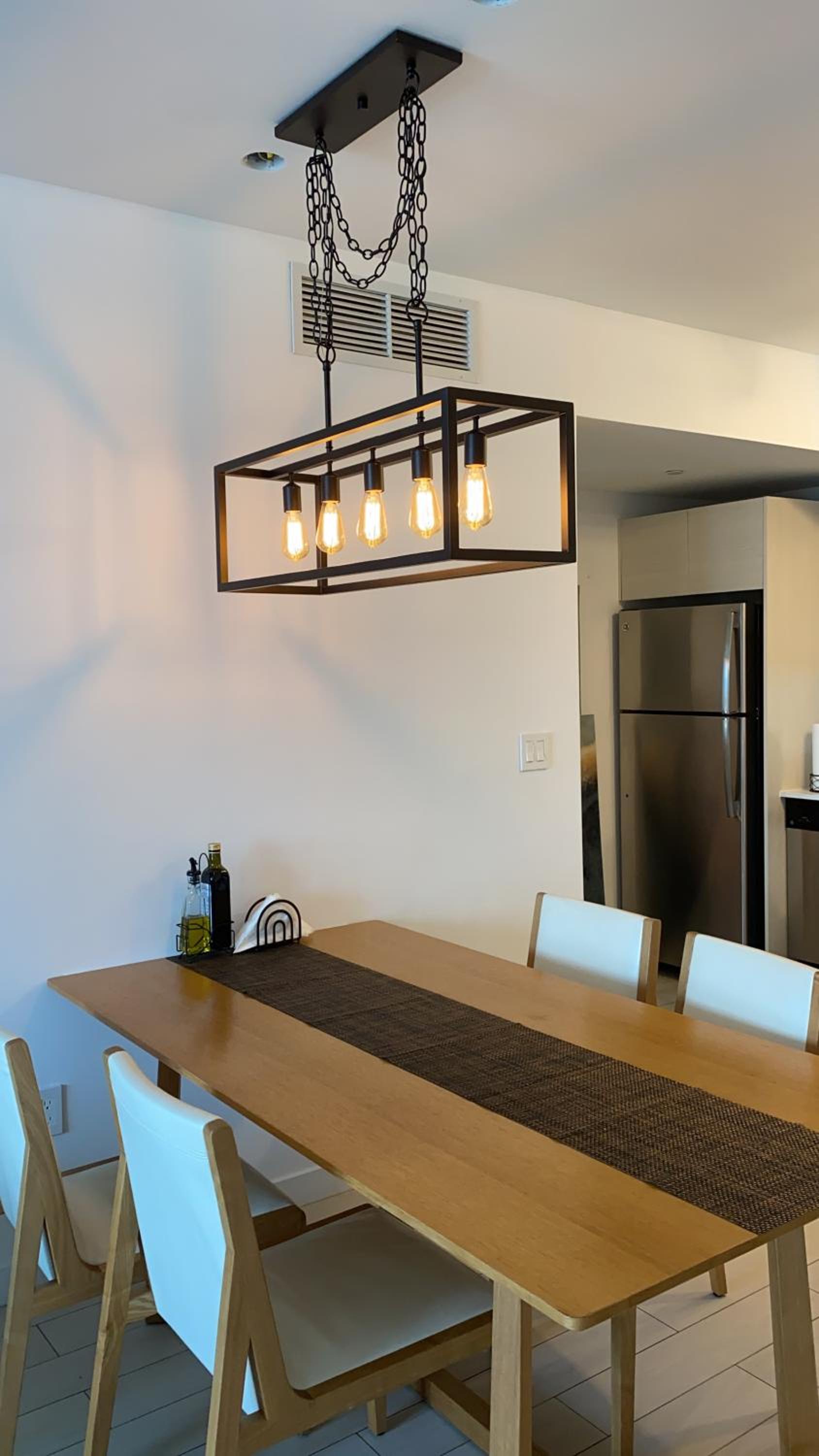 Designer Beachfront Apartment Views, Luxury & Full Kitchen 805 A view 2