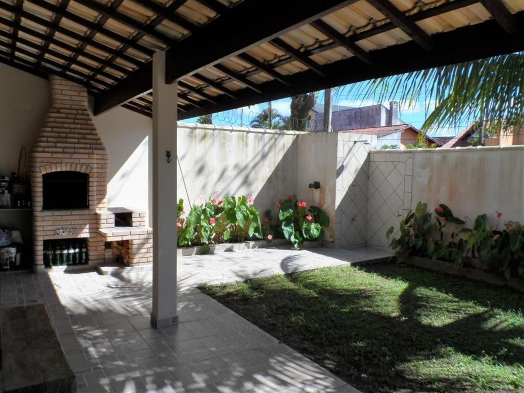 P003 - Casa de 3 dormitórios com churrasqueira, apenas 150m da praia