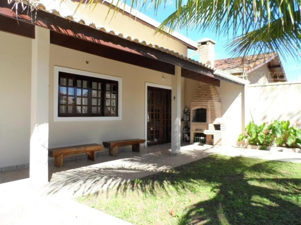 P003 - Casa de 3 dormitórios com churrasqueira, apenas 150m da praia