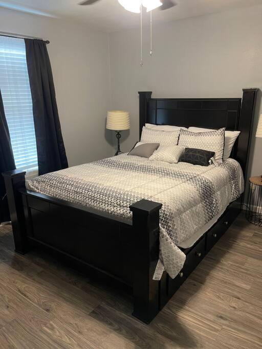 Comfy 3 Bed 2 Bath EZ Access To Santa's Wonderland view 2