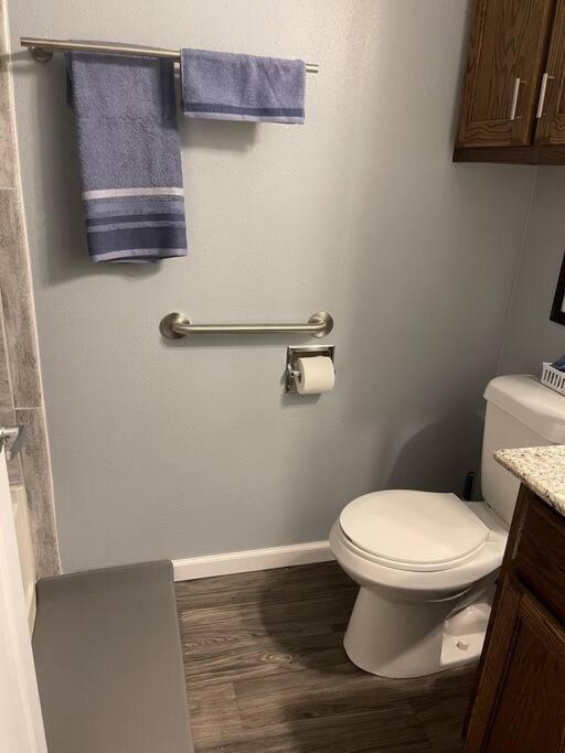 Comfy 3 Bed 2 Bath EZ Access To Santa's Wonderland view 3