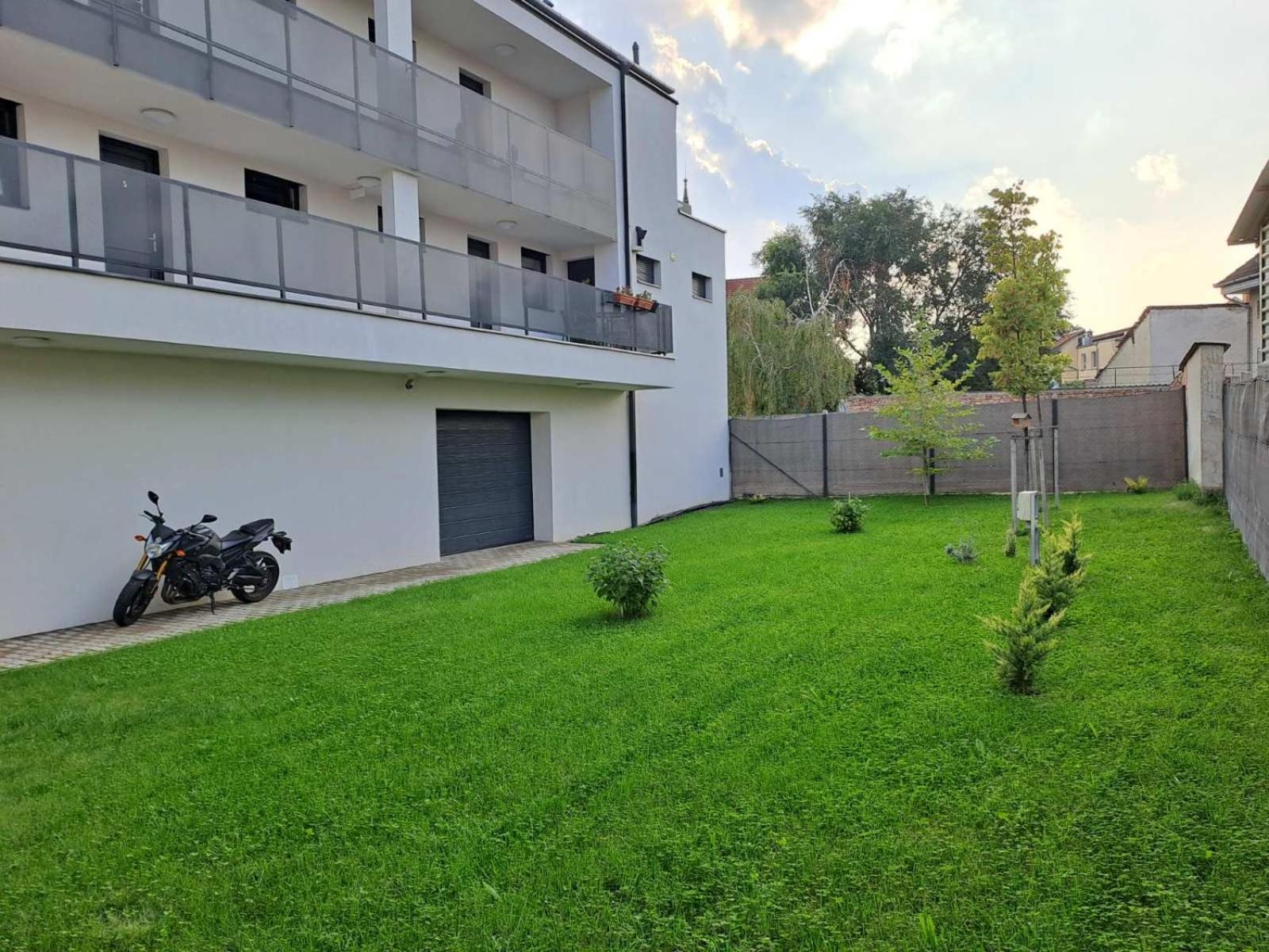 DISZTINGVÁLT Apartman, free garage view 3