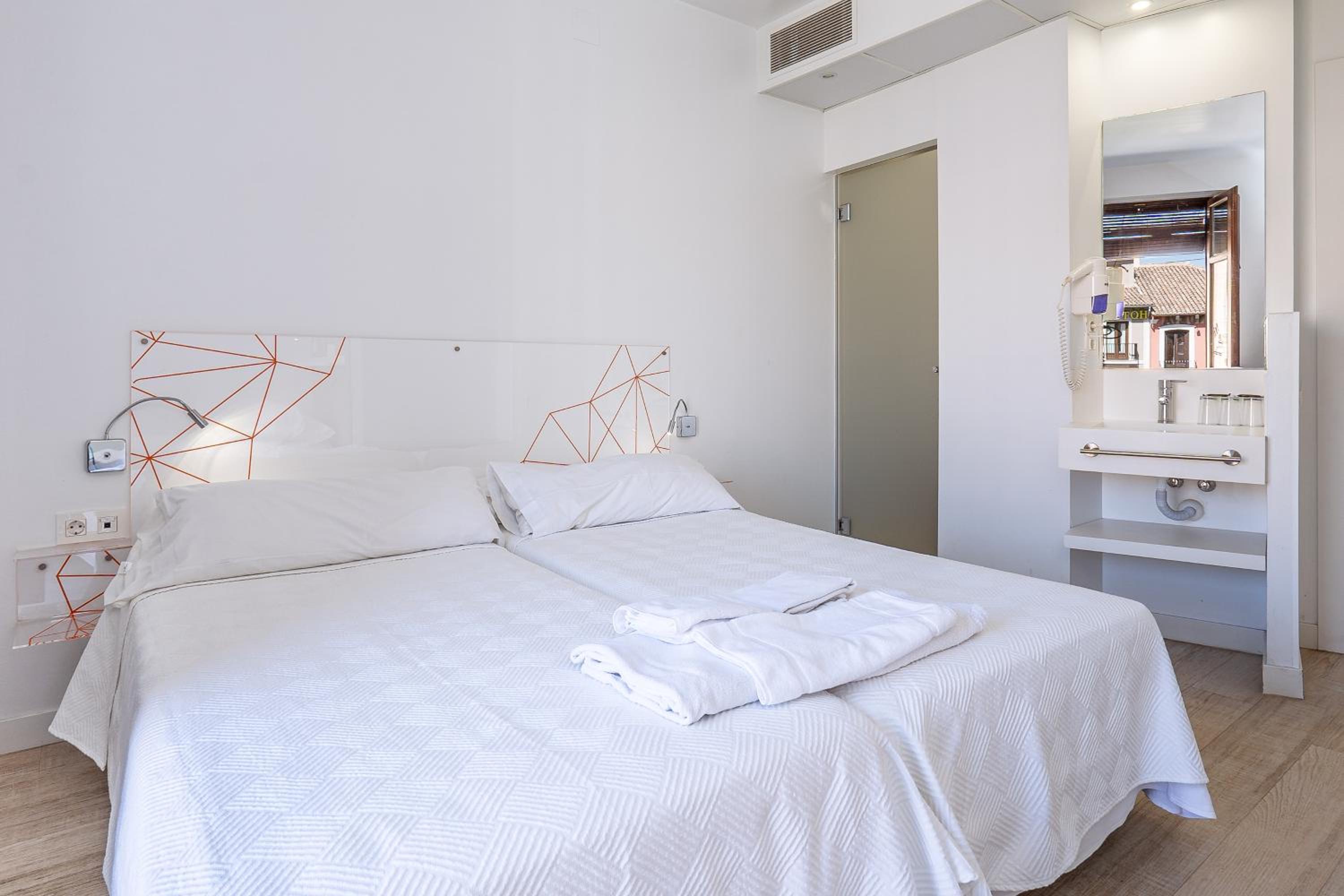 AMC Granada Hostal