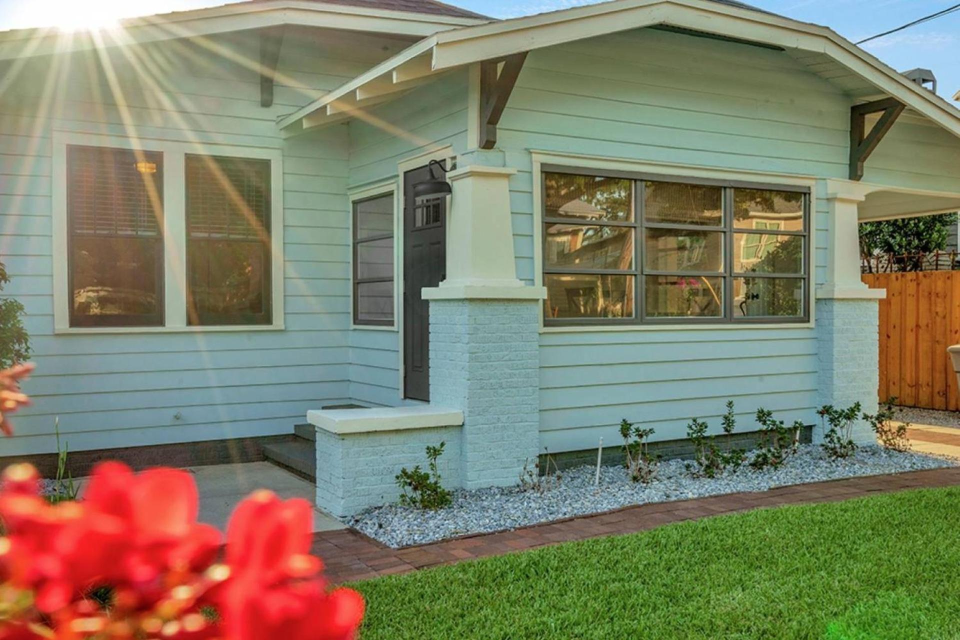 Bayshore Beauty Stylish 3BR SOHO Bungalow near Hyde Park view 2