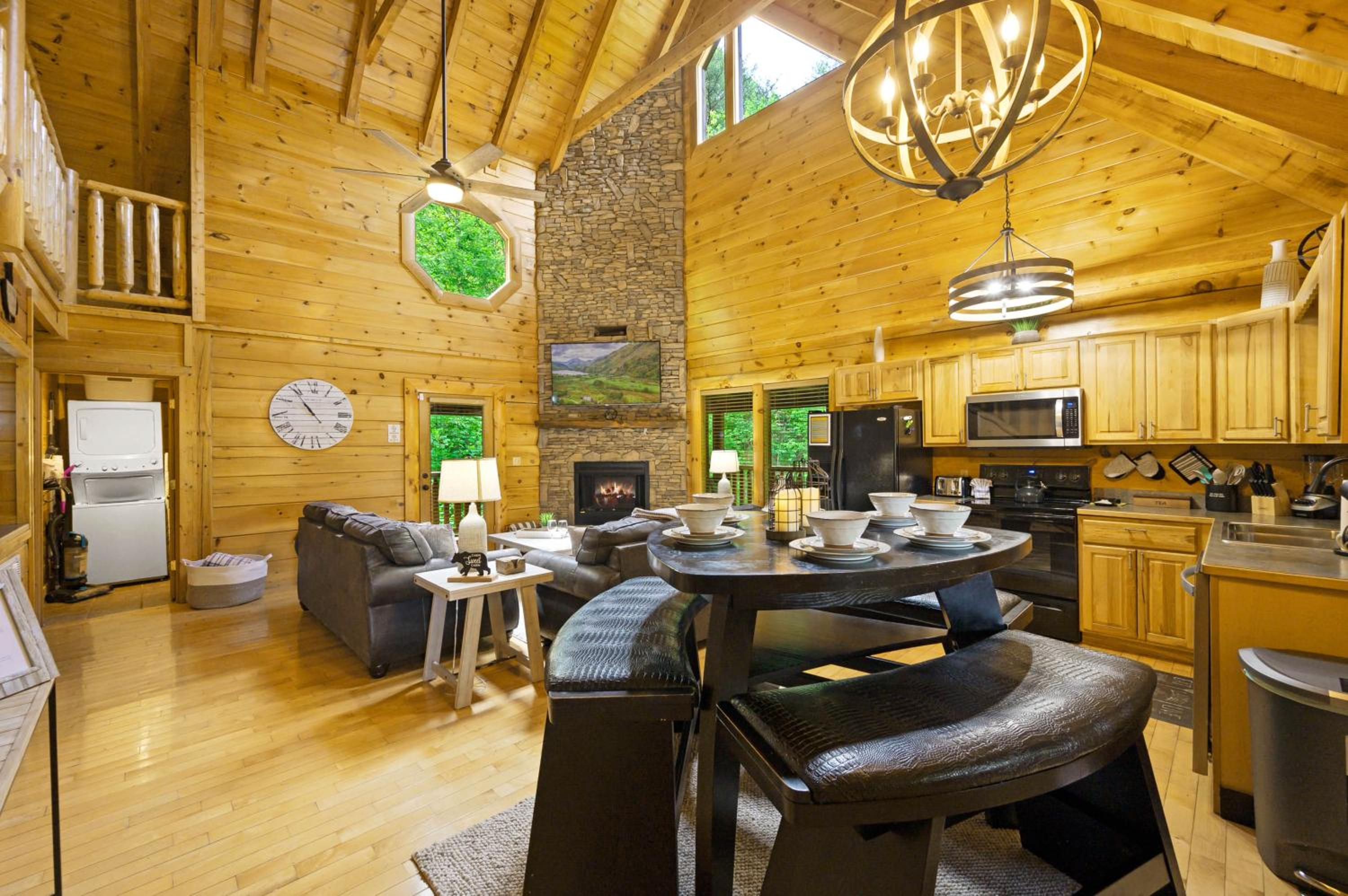 Enchanted Getaway - King Beds-Resort Pools-Hot Tub-Game Room