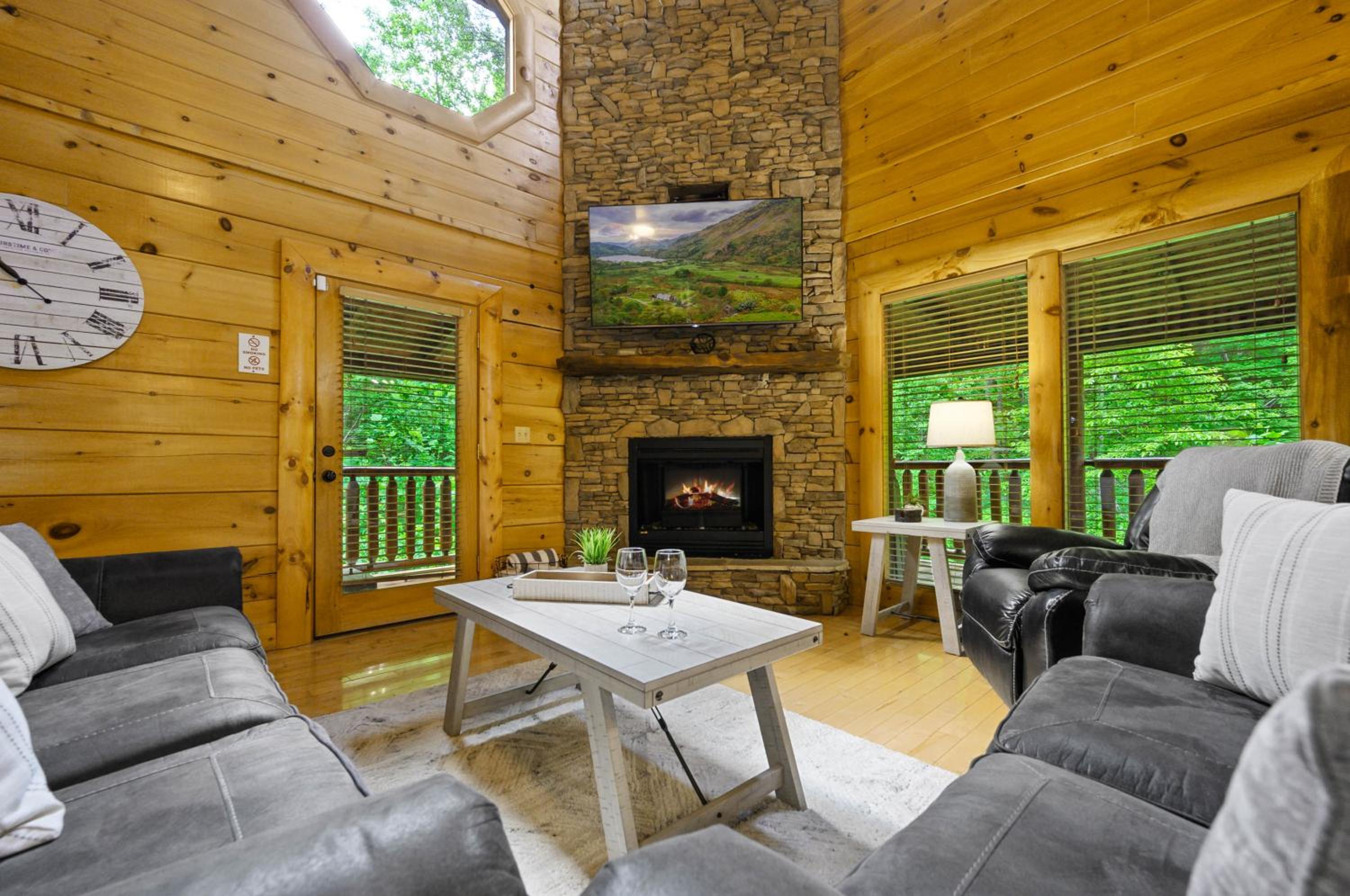 Enchanted Getaway - King Beds-Resort Pools-Hot Tub-Game Room