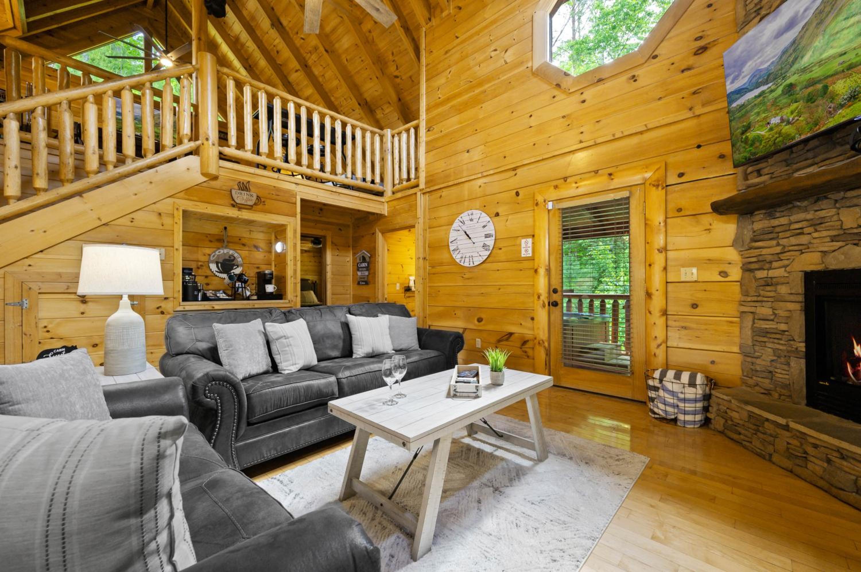 Enchanted Getaway - King Beds-Resort Pools-Hot Tub-Game Room