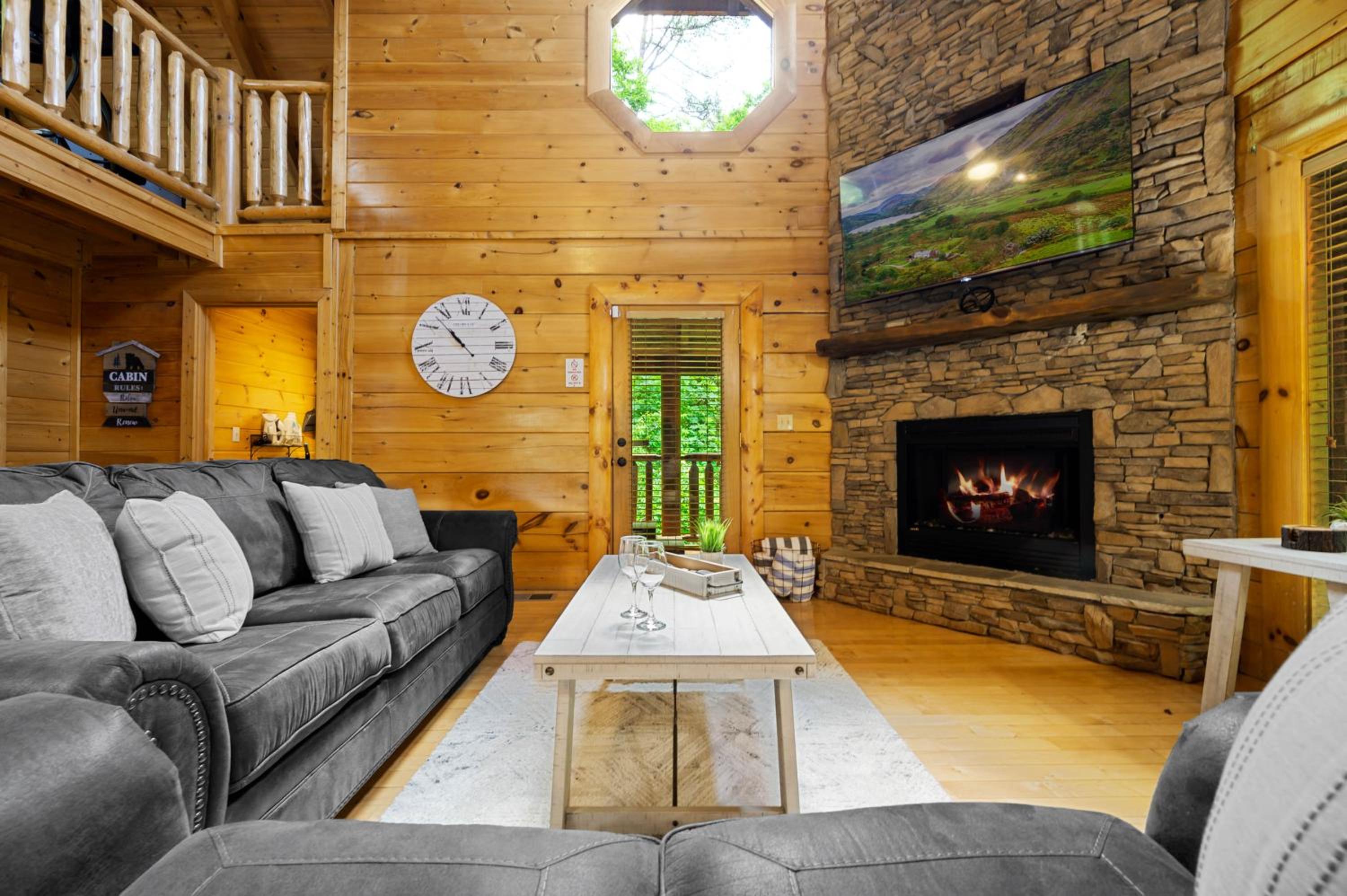 Enchanted Getaway - King Beds-Resort Pools-Hot Tub-Game Room