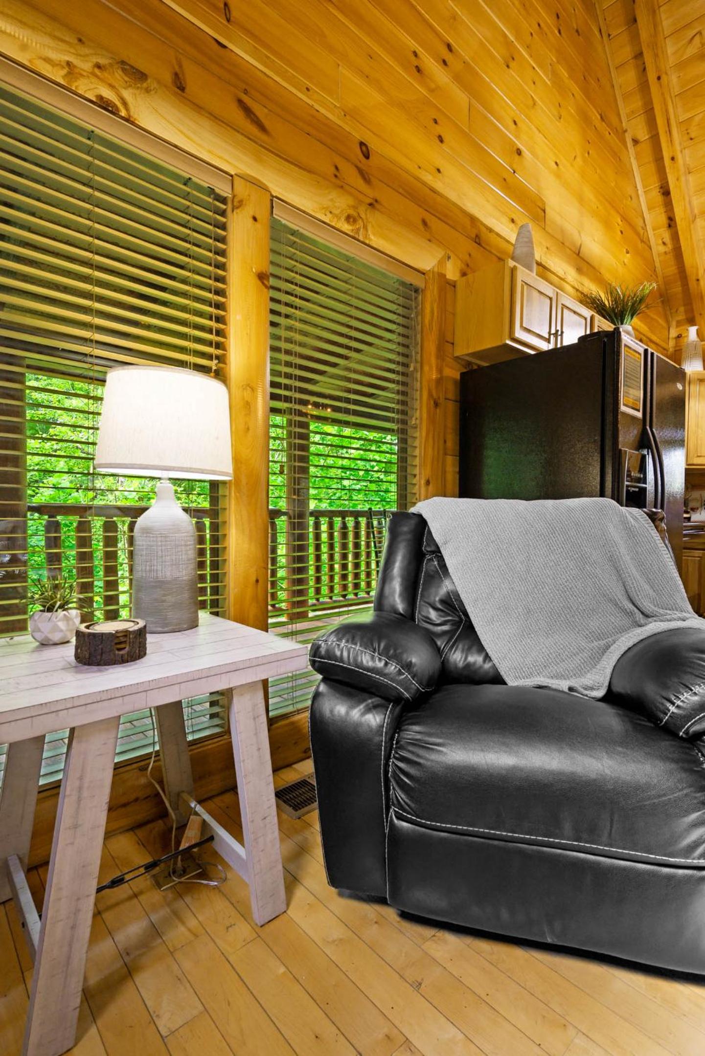 Enchanted Getaway - King Beds-Resort Pools-Hot Tub-Game Room