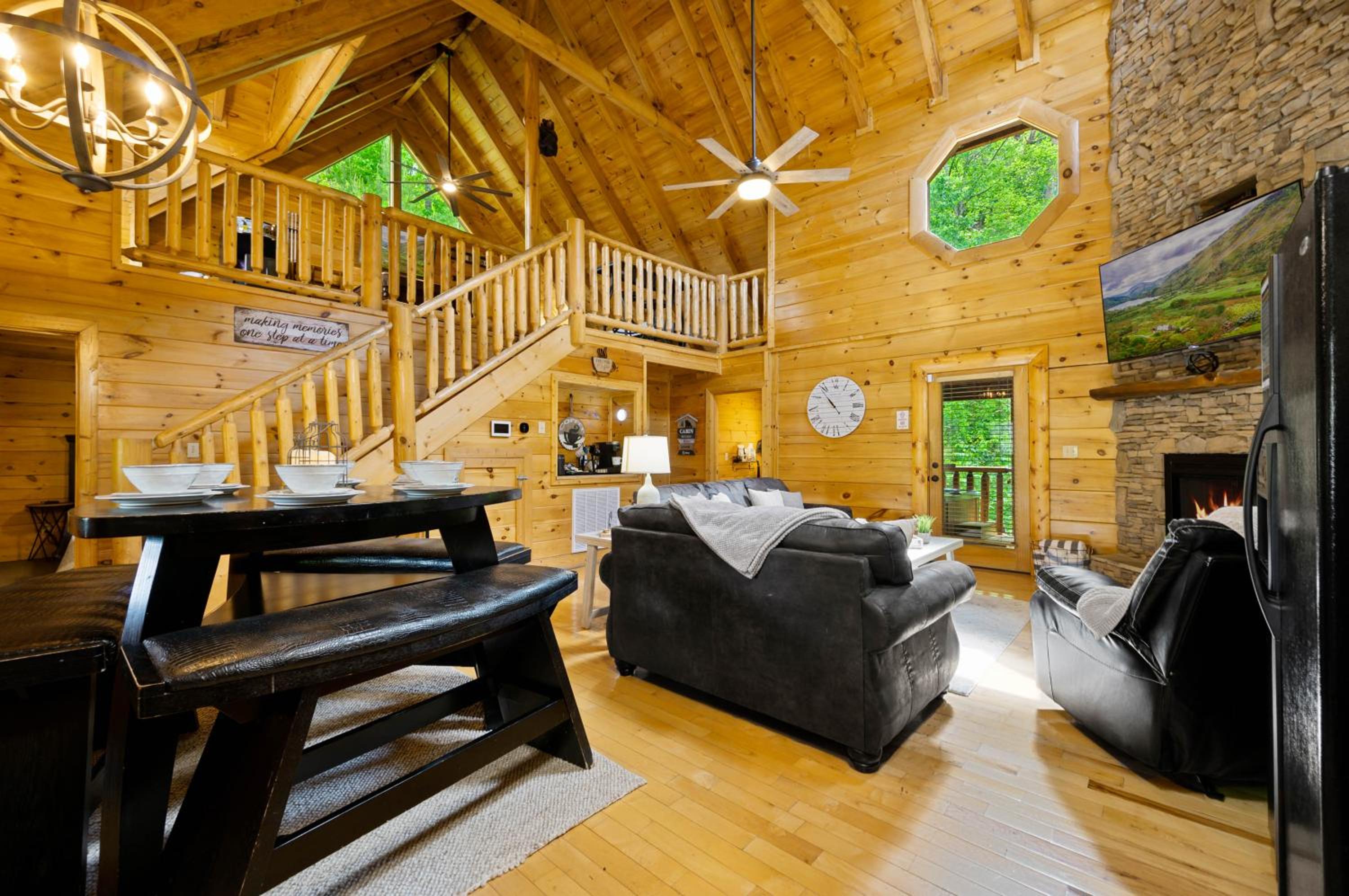 Enchanted Getaway - King Beds-Resort Pools-Hot Tub-Game Room