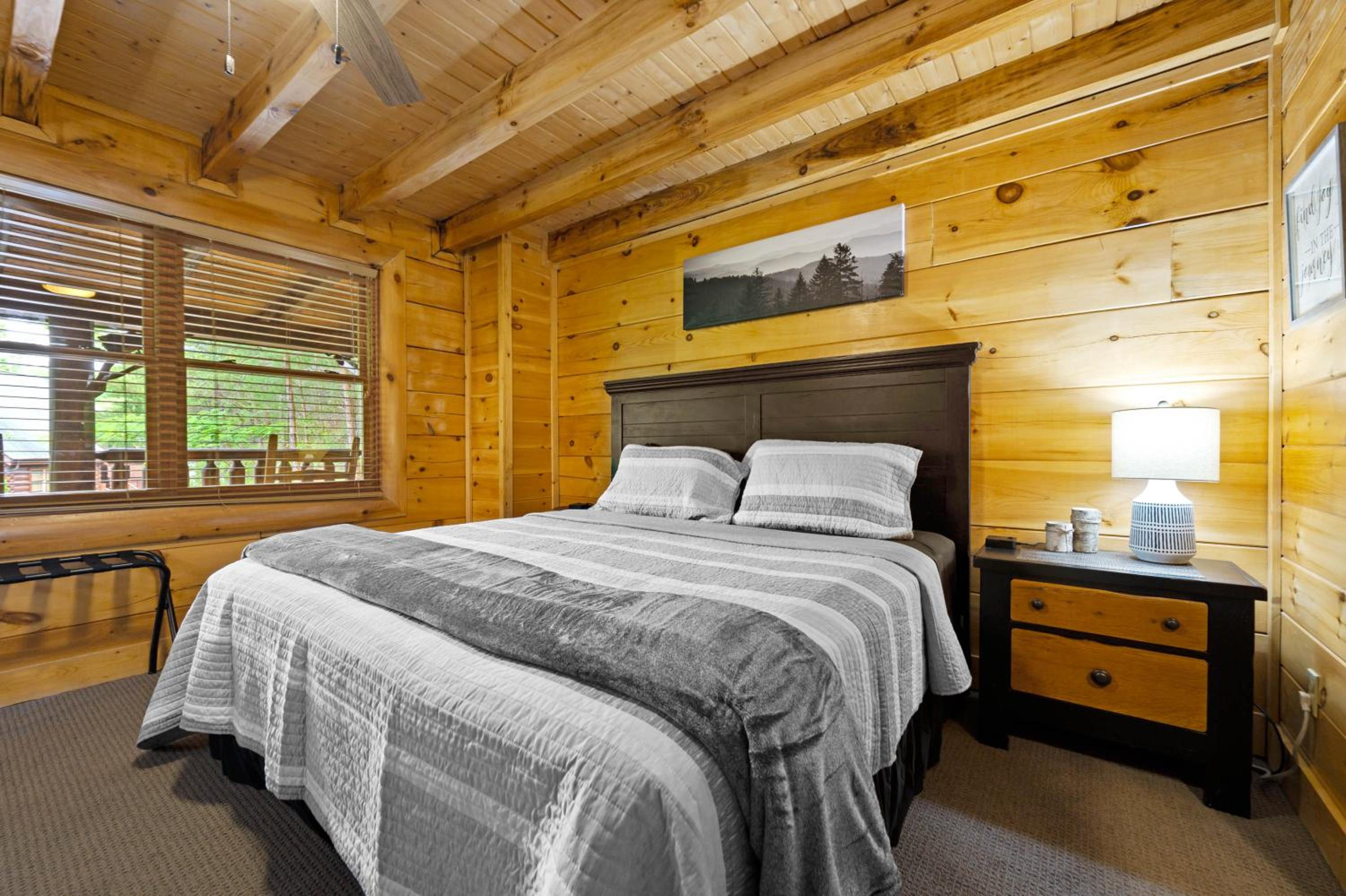 Enchanted Getaway - King Beds-Resort Pools-Hot Tub-Game Room