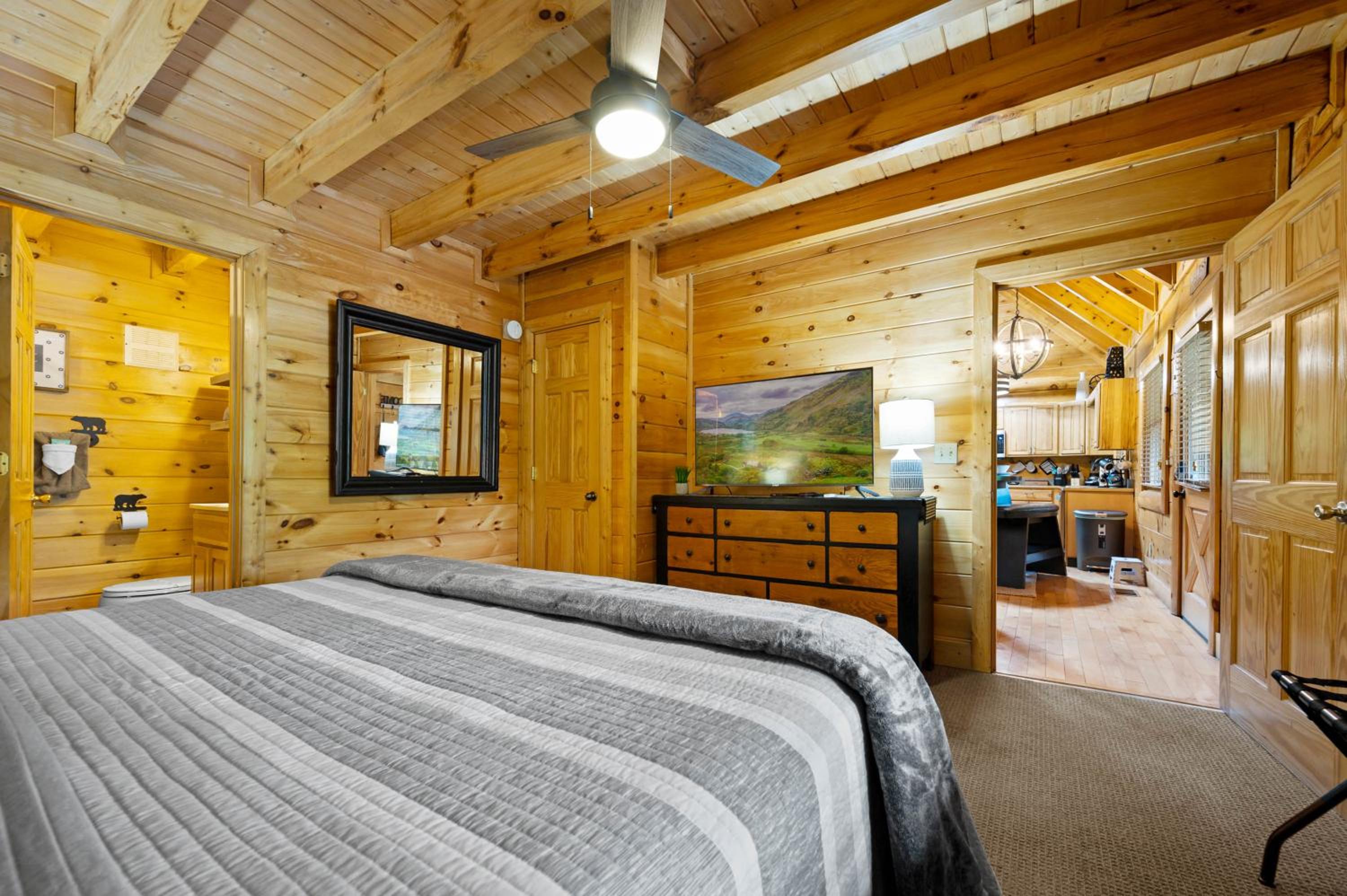 Enchanted Getaway - King Beds-Resort Pools-Hot Tub-Game Room