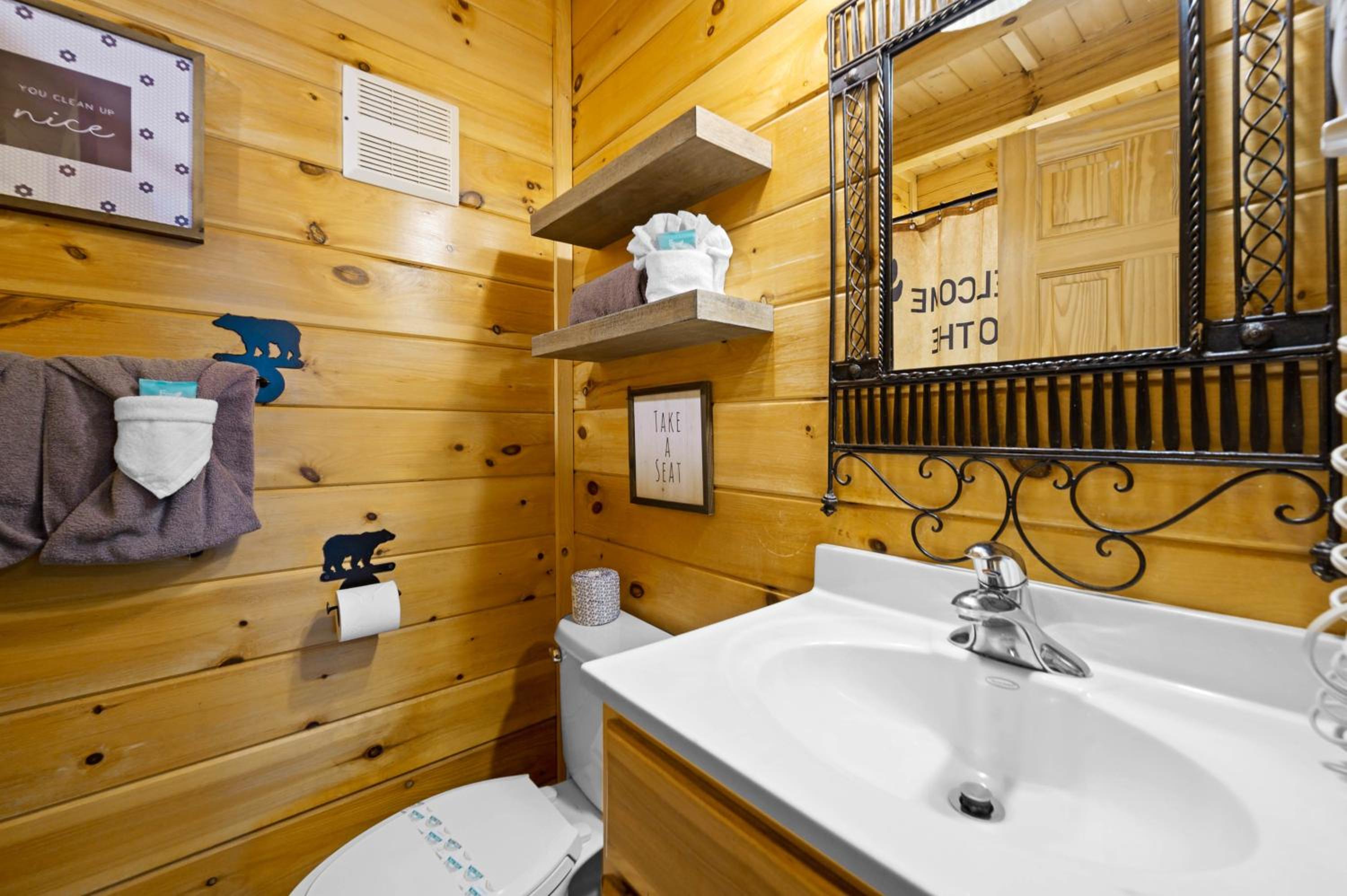Enchanted Getaway - King Beds-Resort Pools-Hot Tub-Game Room