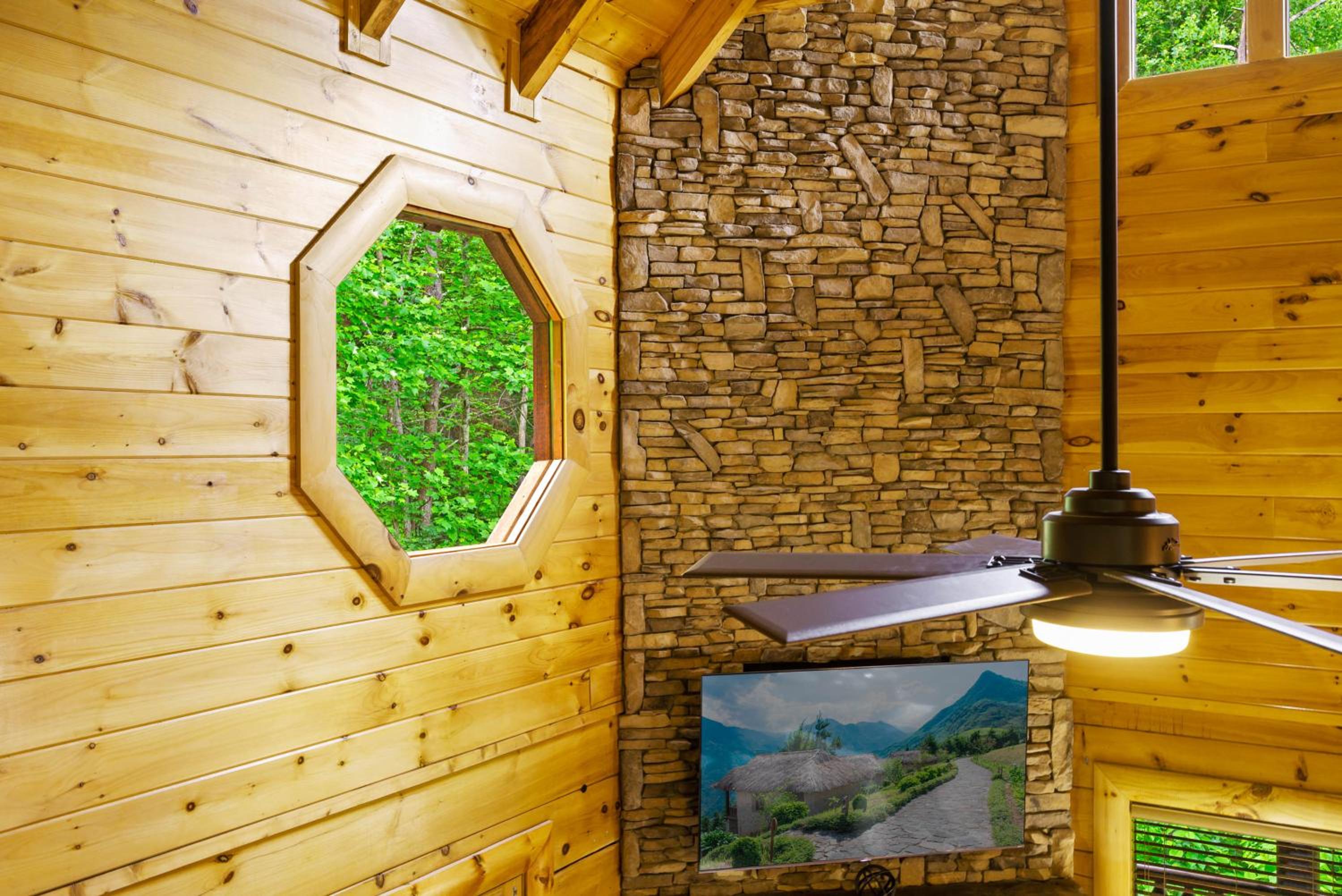 Enchanted Getaway - King Beds-Resort Pools-Hot Tub-Game Room