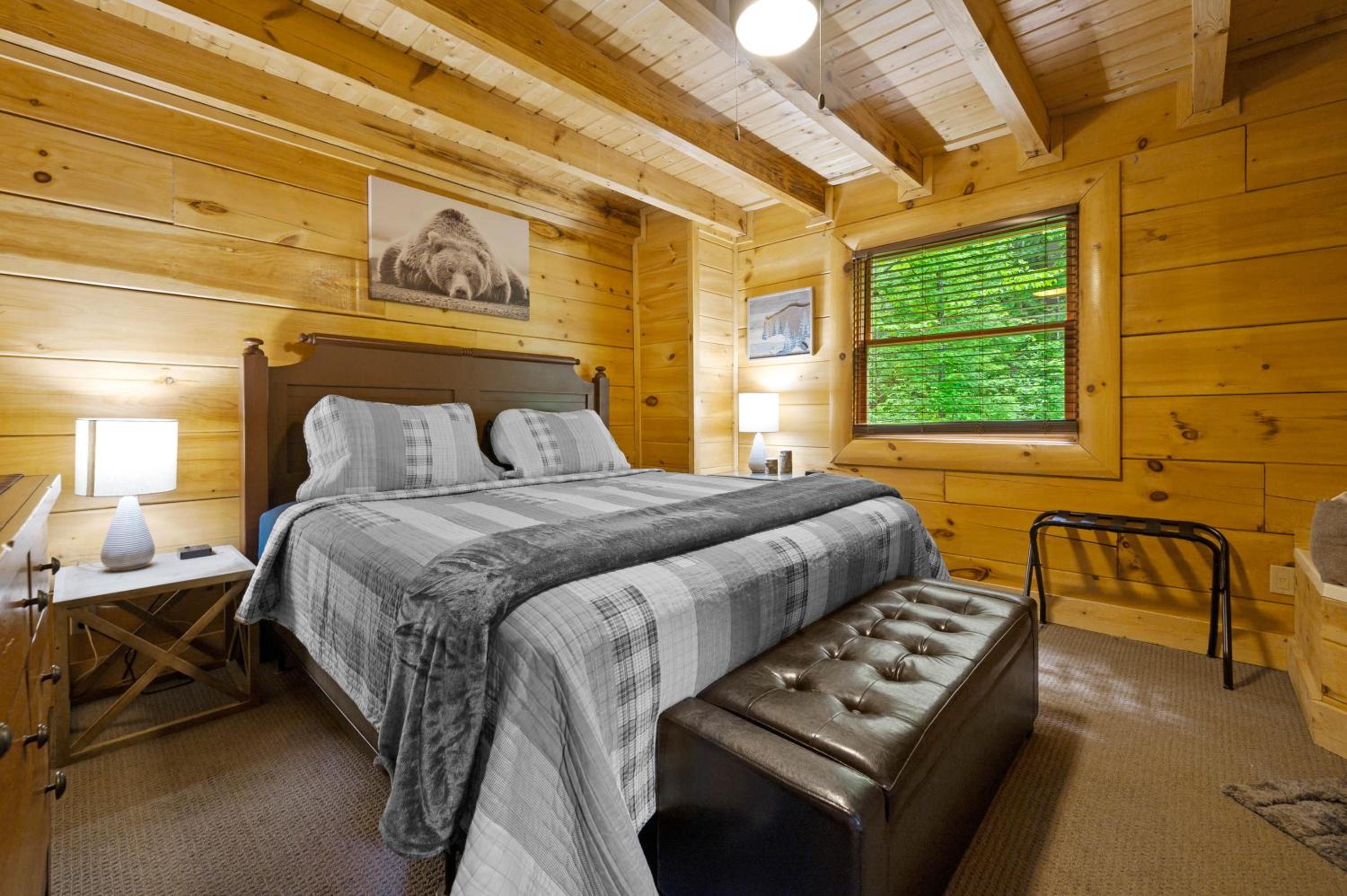 Enchanted Getaway - King Beds-Resort Pools-Hot Tub-Game Room