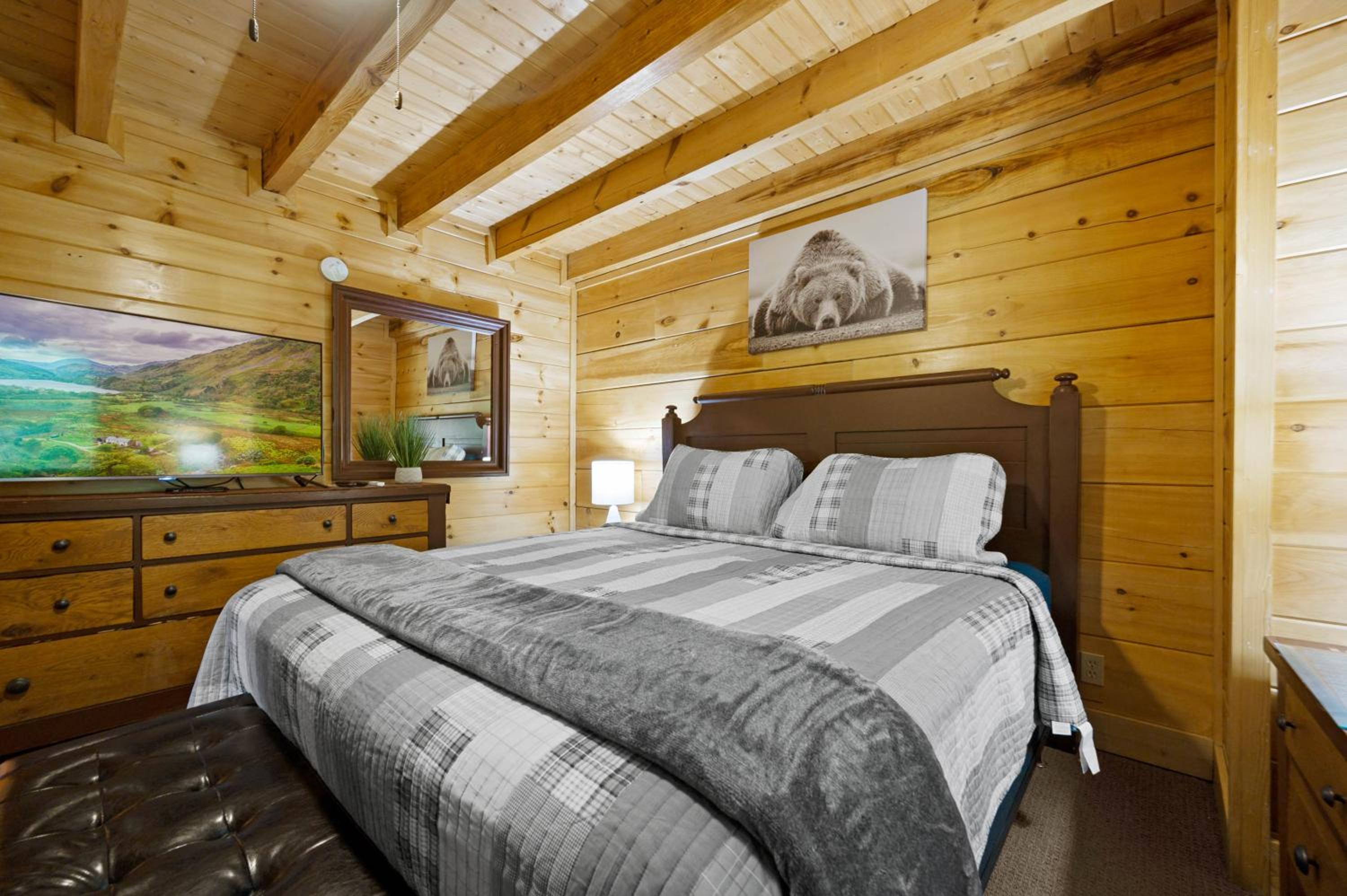 Enchanted Getaway - King Beds-Resort Pools-Hot Tub-Game Room