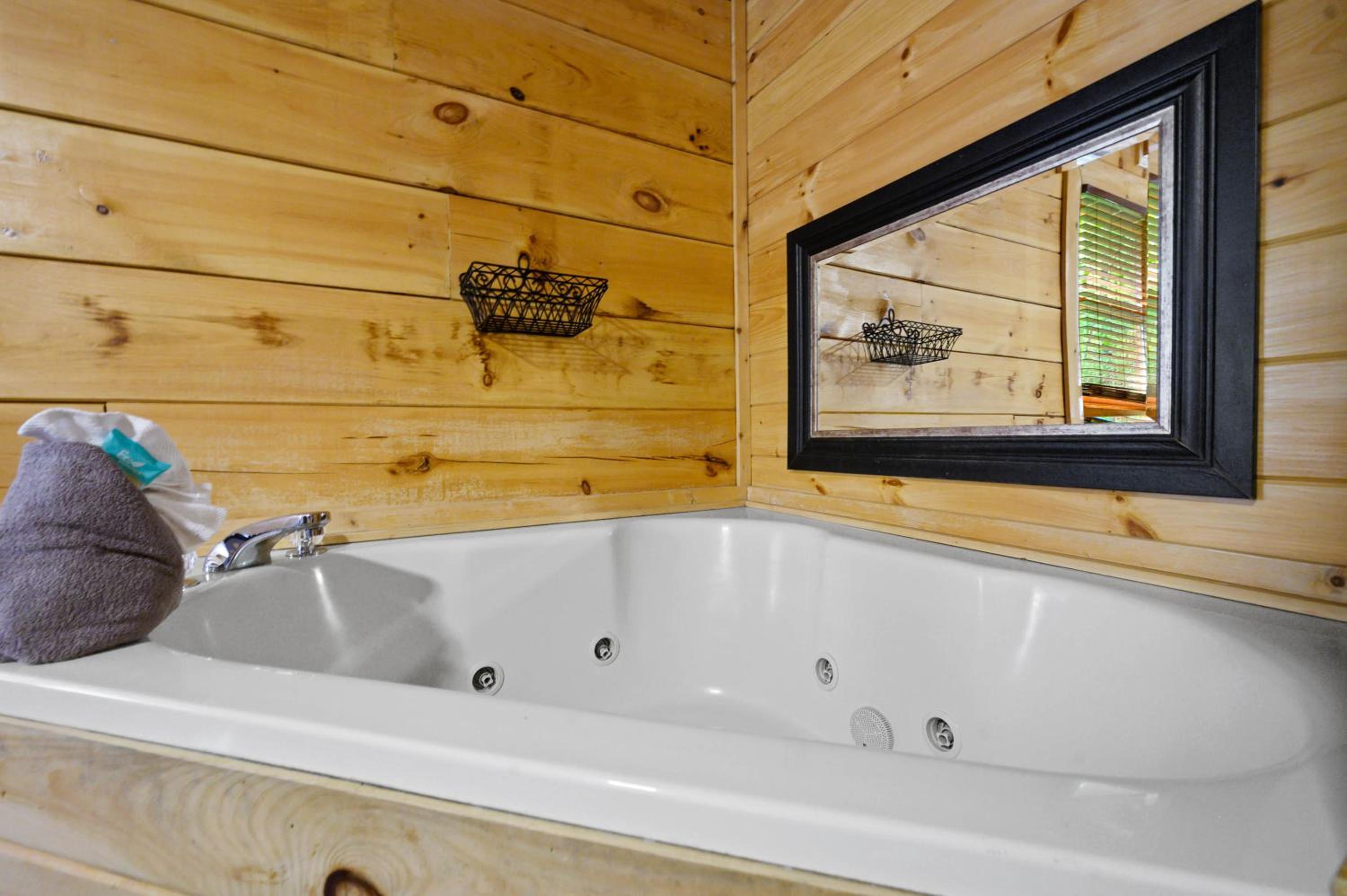 Enchanted Getaway - King Beds-Resort Pools-Hot Tub-Game Room