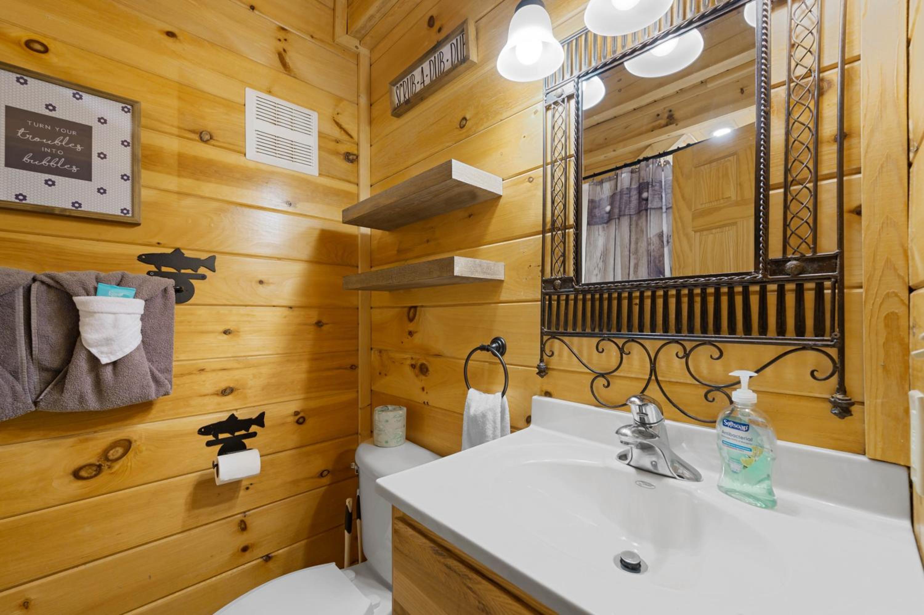 Enchanted Getaway - King Beds-Resort Pools-Hot Tub-Game Room