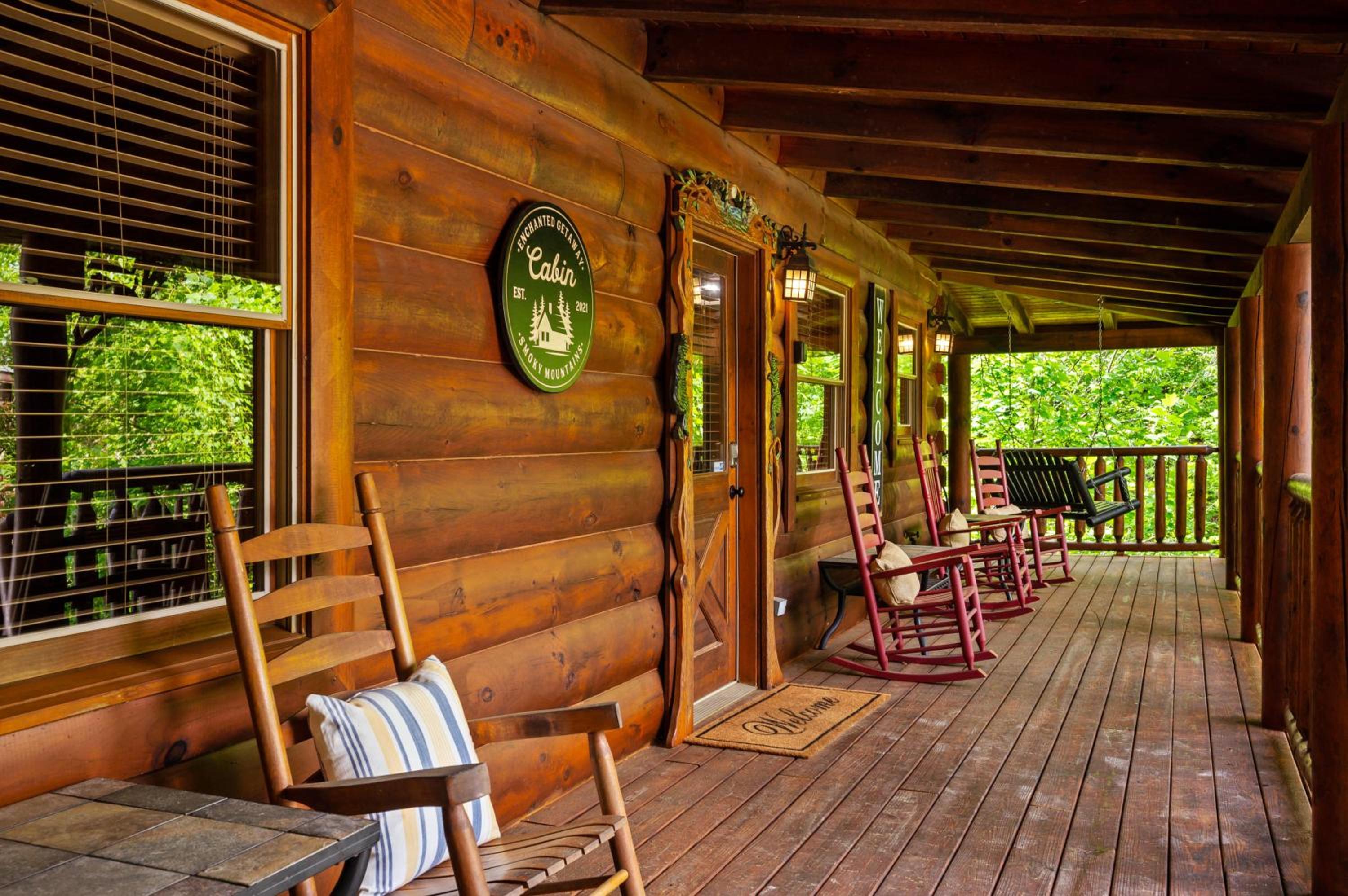 Enchanted Getaway - King Beds-Resort Pools-Hot Tub-Game Room