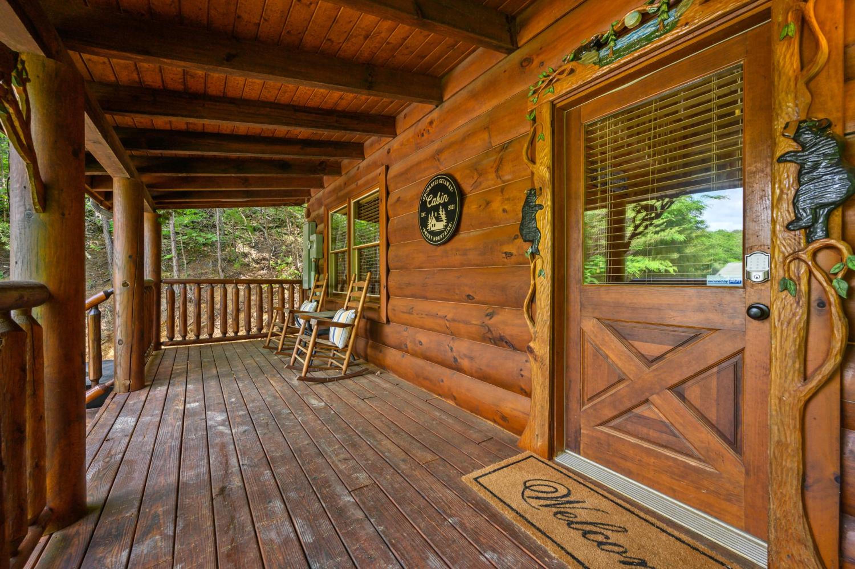 Enchanted Getaway - King Beds-Resort Pools-Hot Tub-Game Room