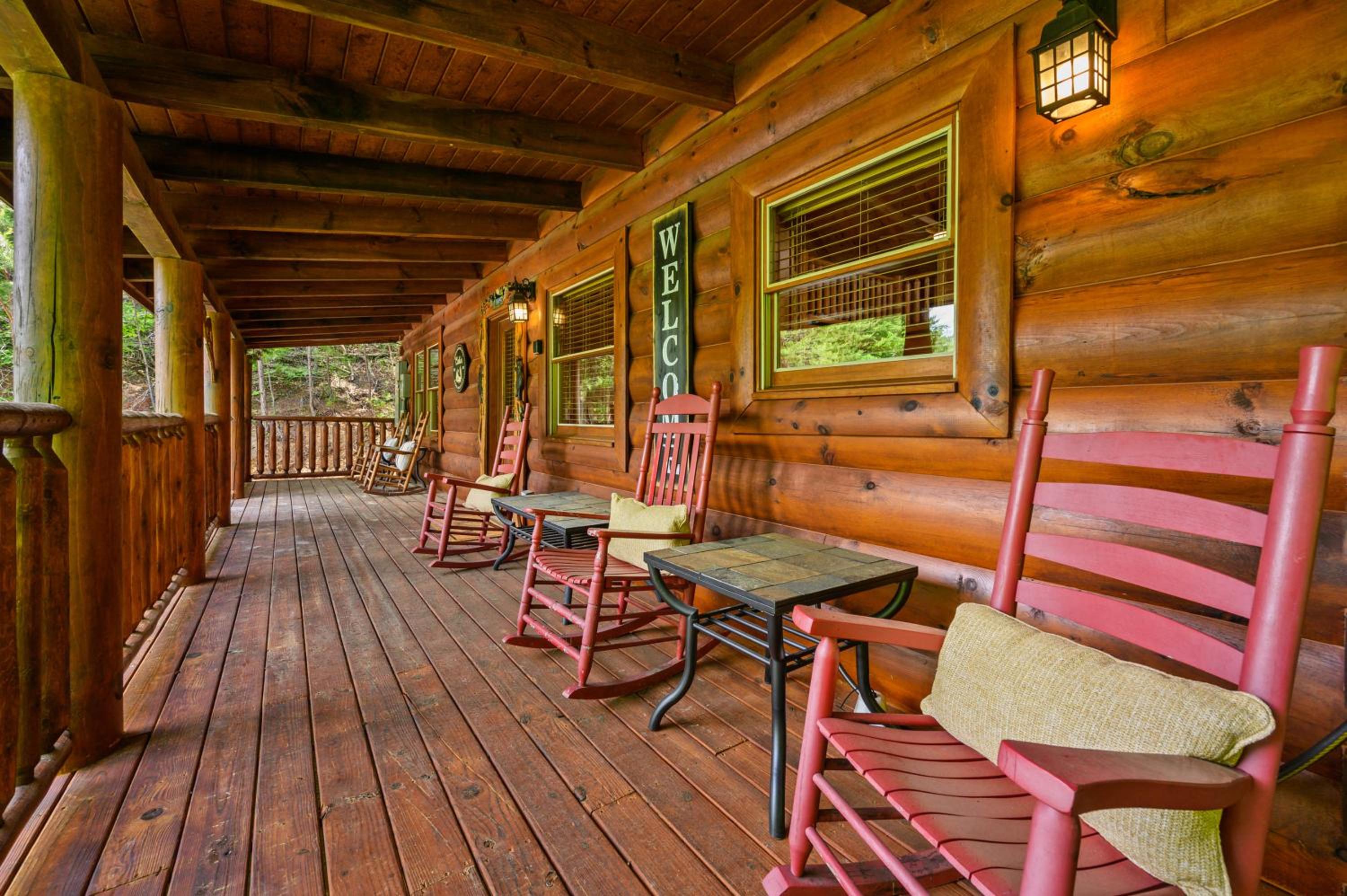 Enchanted Getaway - King Beds-Resort Pools-Hot Tub-Game Room
