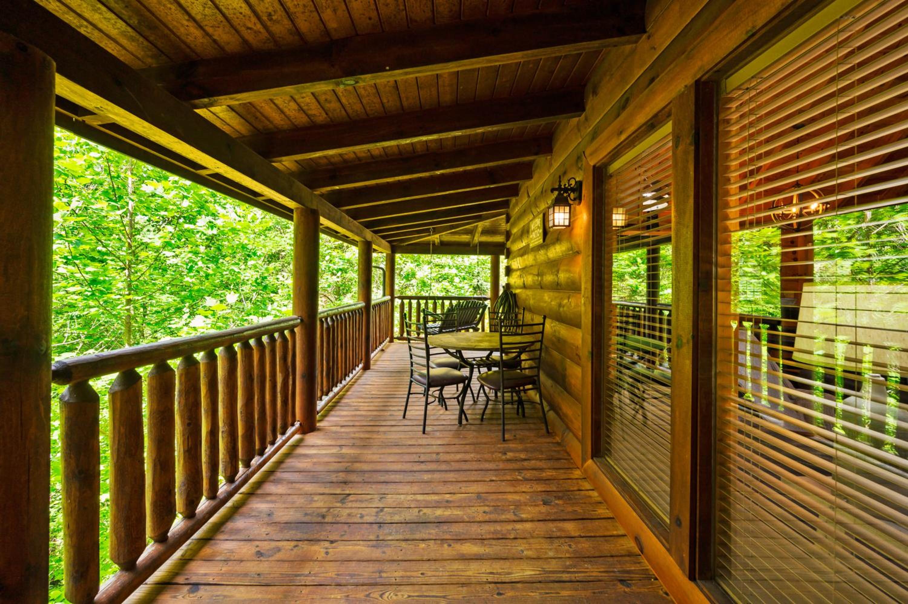 Enchanted Getaway - King Beds-Resort Pools-Hot Tub-Game Room