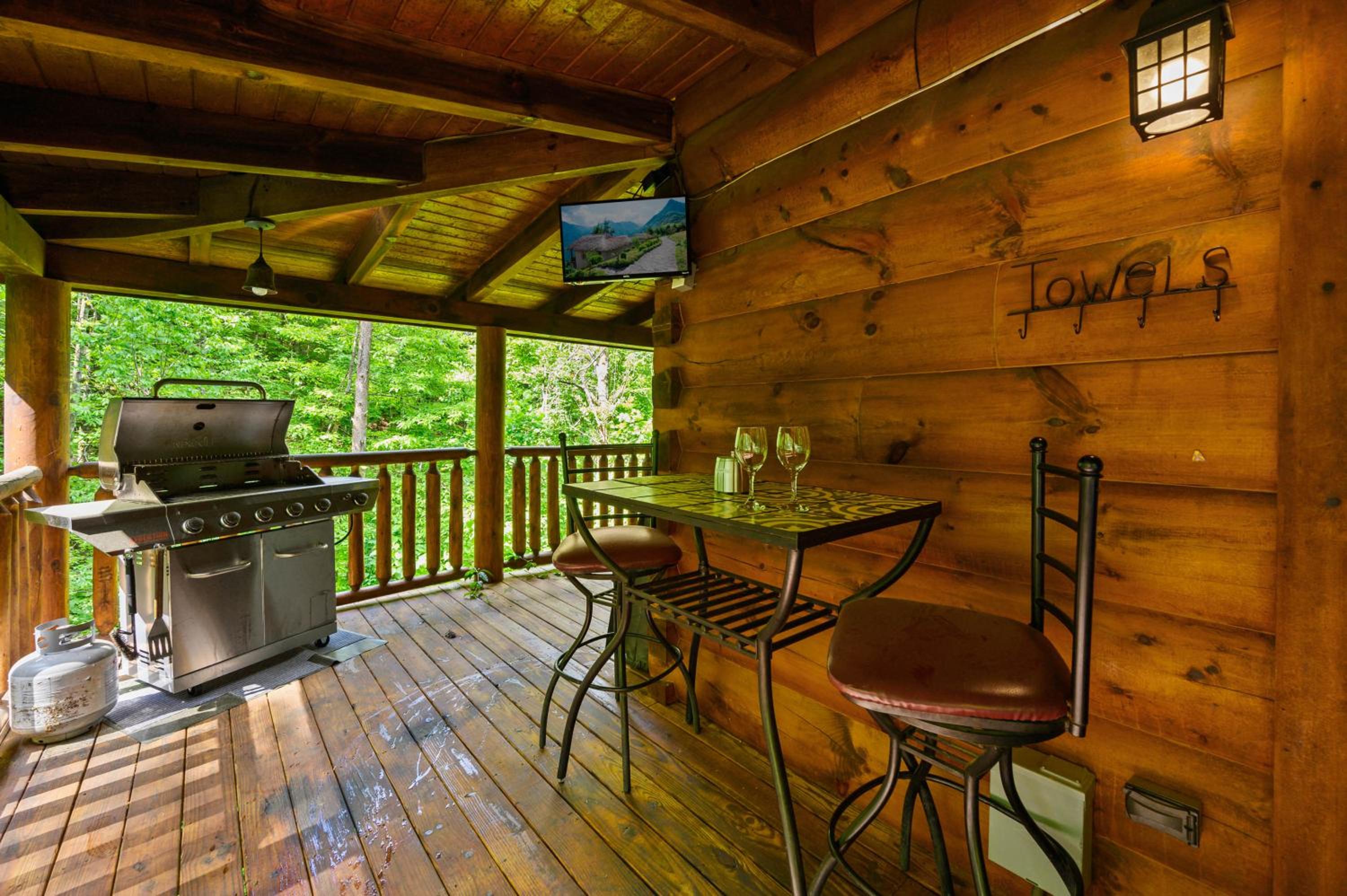 Enchanted Getaway - King Beds-Resort Pools-Hot Tub-Game Room