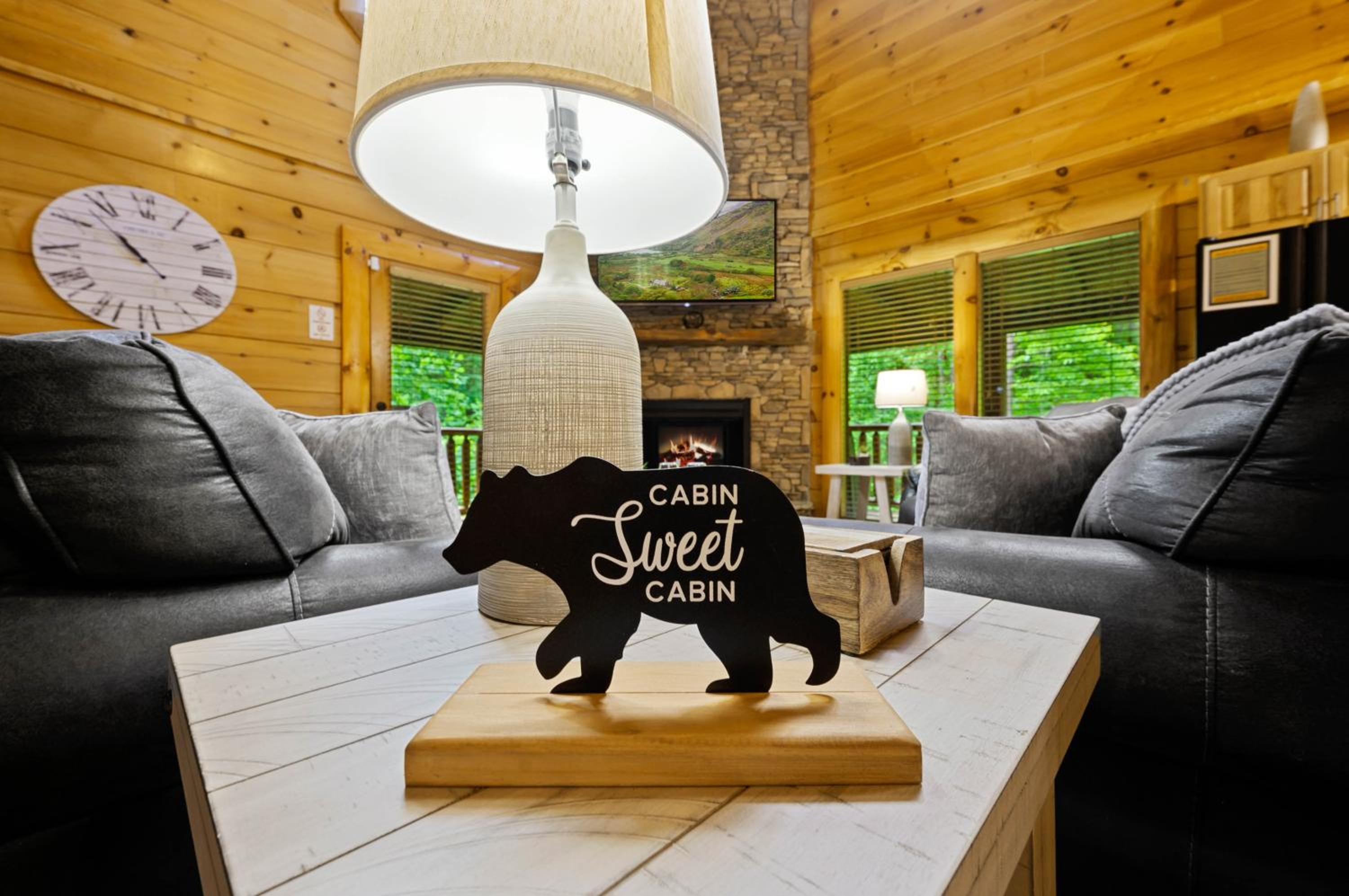 Enchanted Getaway - King Beds-Resort Pools-Hot Tub-Game Room