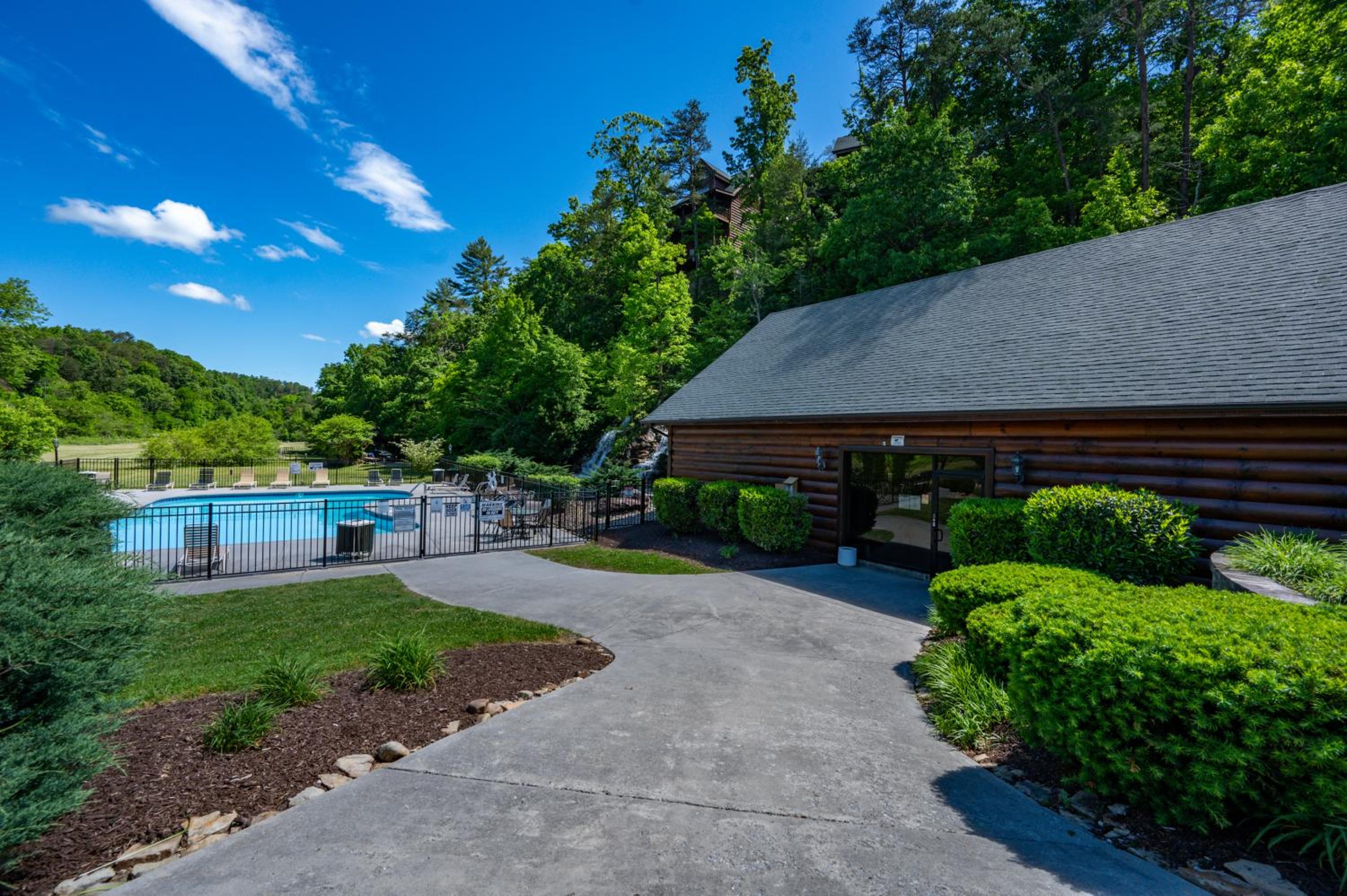 Enchanted Getaway - King Beds-Resort Pools-Hot Tub-Game Room