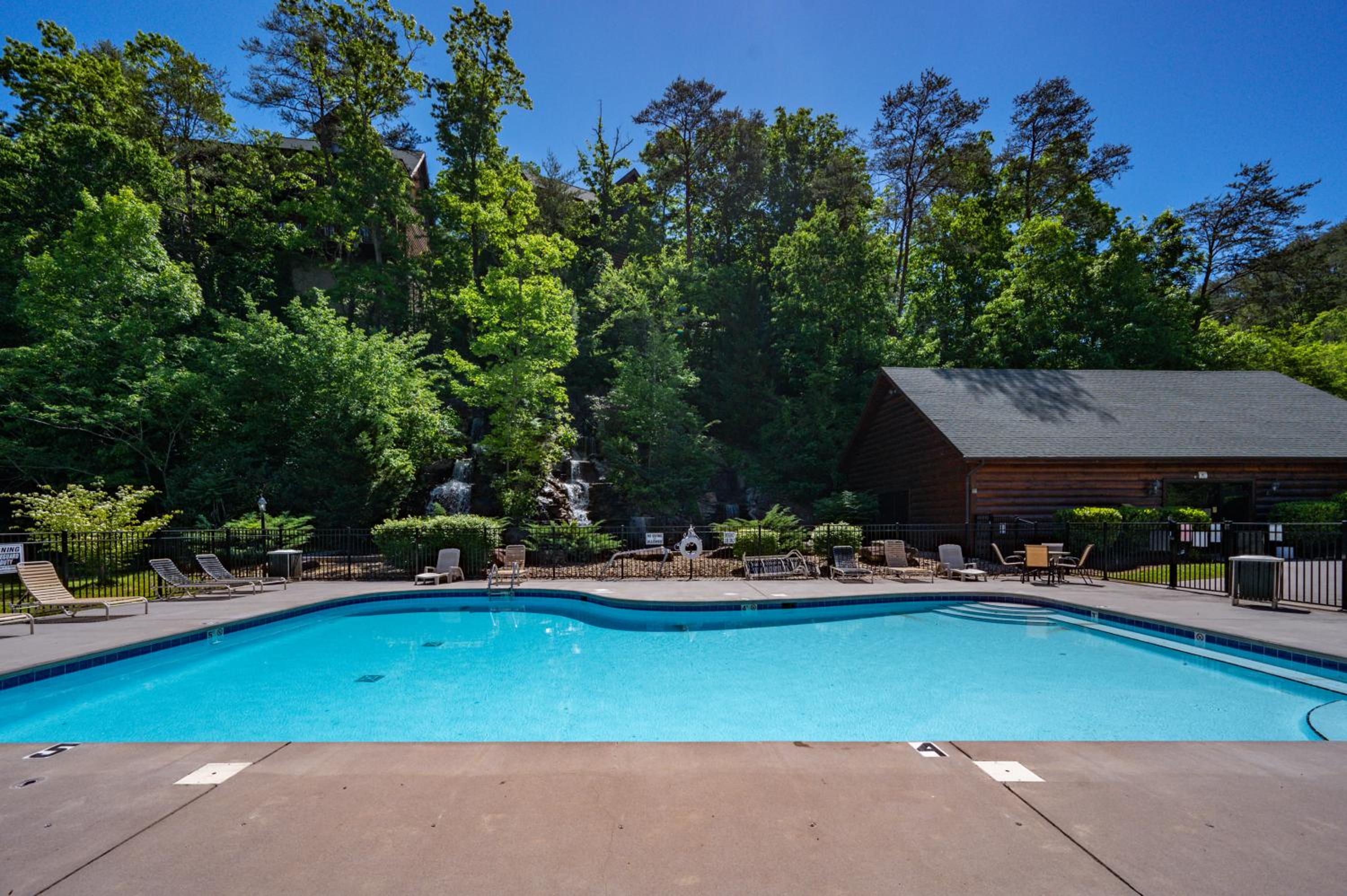 Enchanted Getaway - King Beds-Resort Pools-Hot Tub-Game Room