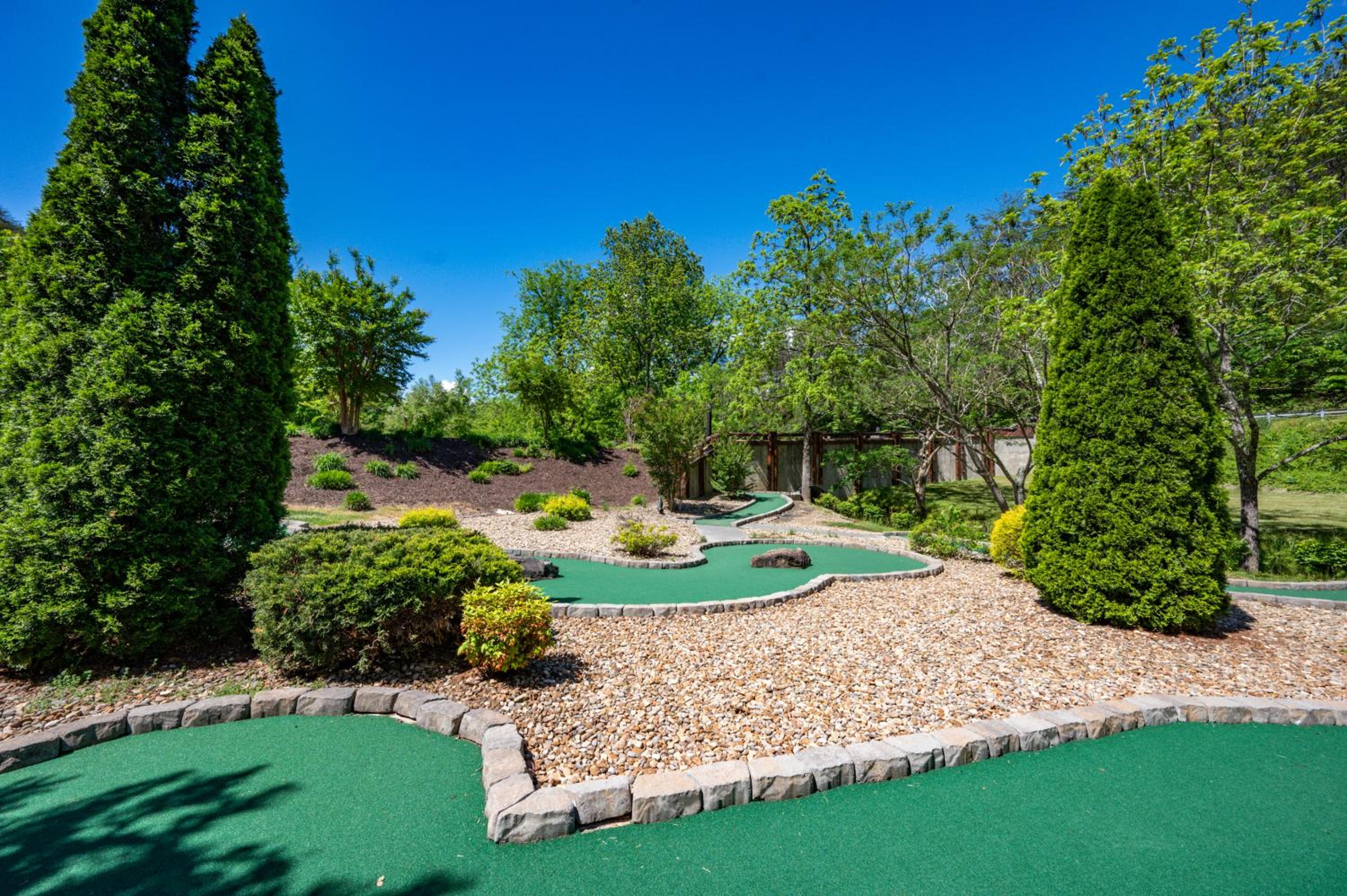 Enchanted Getaway - King Beds-Resort Pools-Hot Tub-Game Room