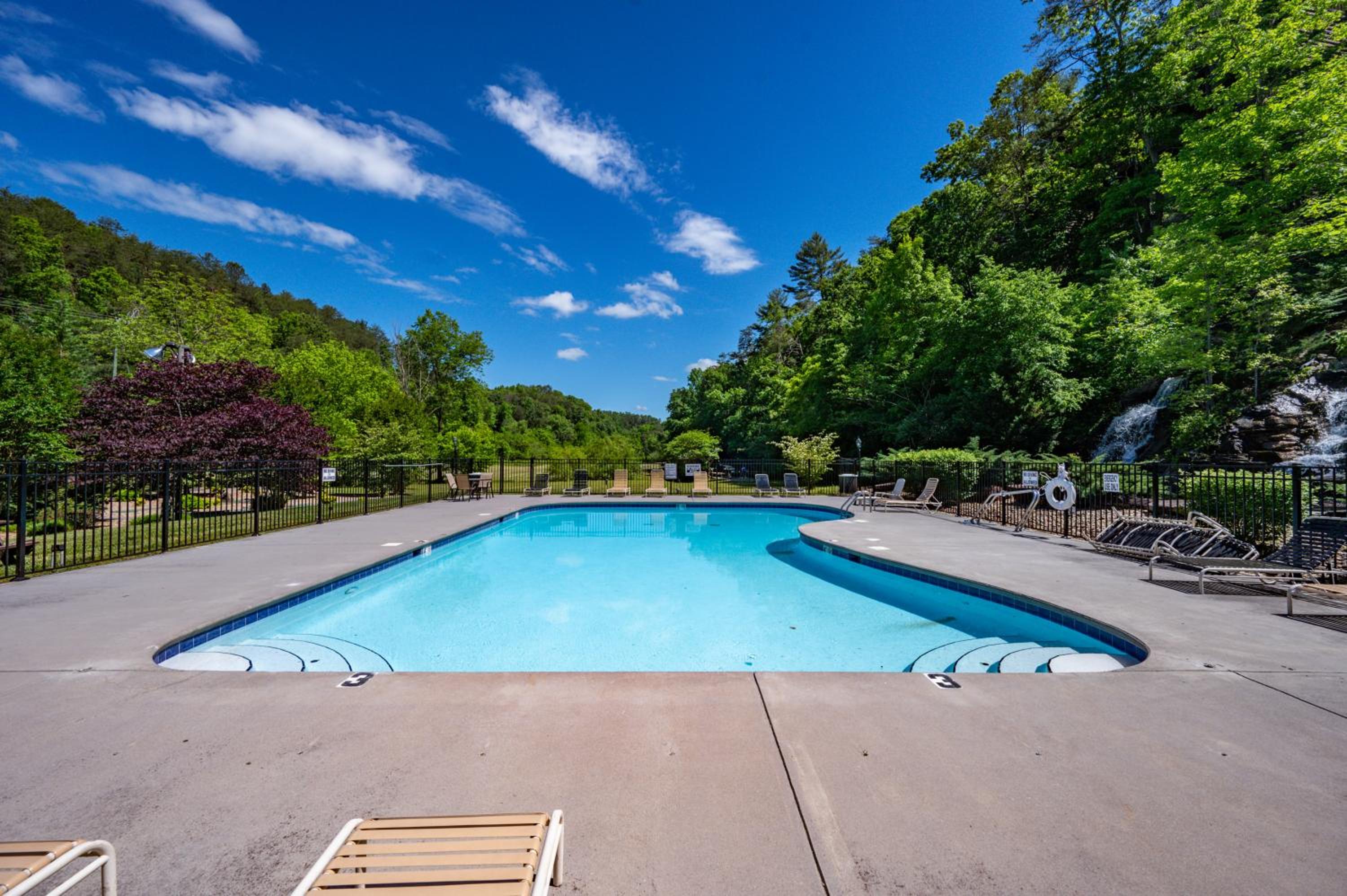 Enchanted Getaway - King Beds-Resort Pools-Hot Tub-Game Room