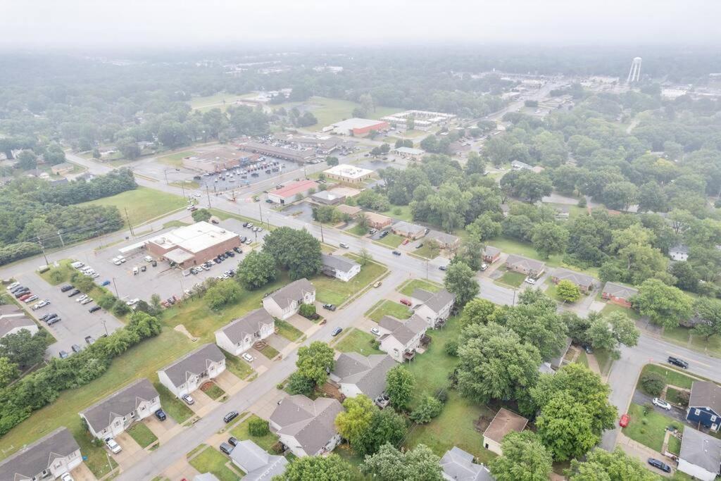 Kansas City Vacations - Beautiful Townhome, 11 minutes to Downtown, KCMO. - Property Image 41