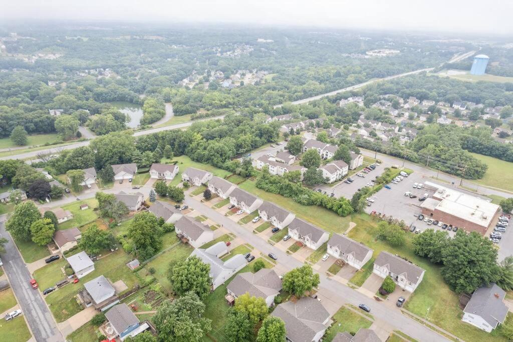 Kansas City Vacations - Beautiful Townhome, 11 minutes to Downtown, KCMO. - Property Image 45