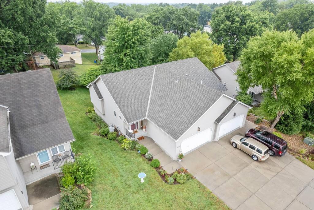 Kansas City Vacations - Beautiful Townhome, 11 minutes to Downtown, KCMO. - Property Image 47