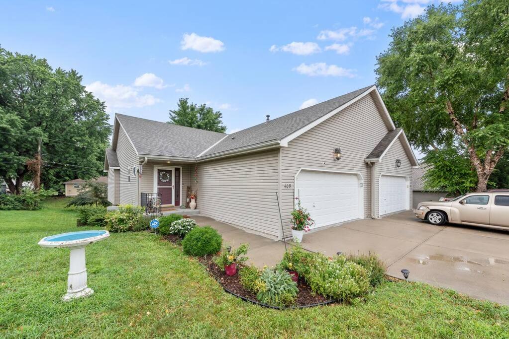 Kansas City Vacations - Beautiful Townhome, 11 minutes to Downtown, KCMO. - Property Image 48
