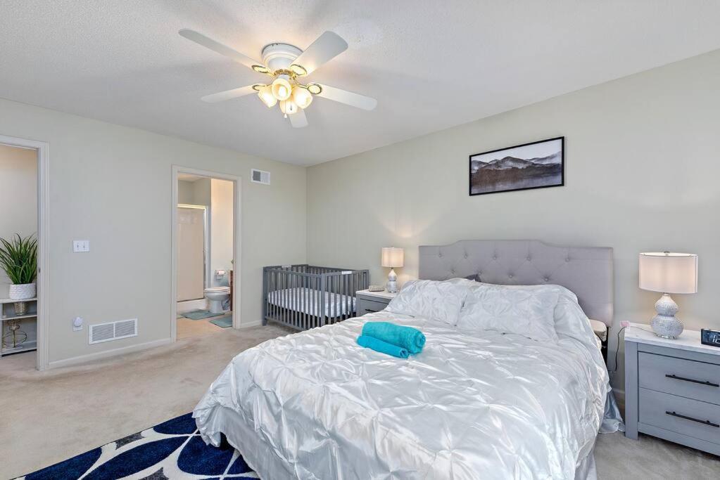 Kansas City Vacations - Beautiful Townhome, 11 minutes to Downtown, KCMO. - Property Image 56