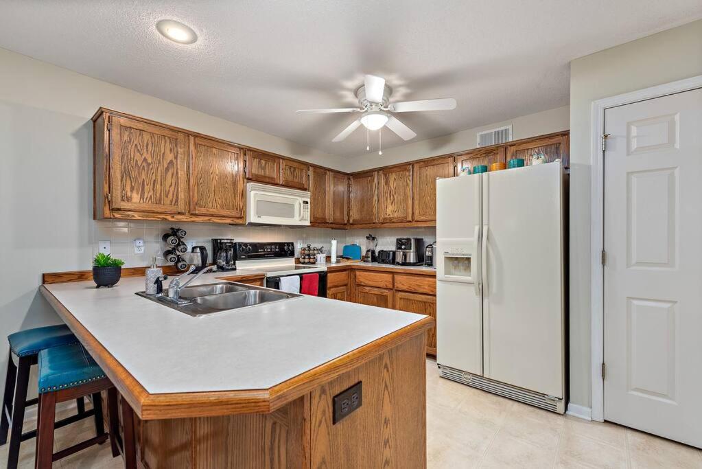 Kansas City Vacations - Beautiful Townhome, 11 minutes to Downtown, KCMO. - Property Image 16