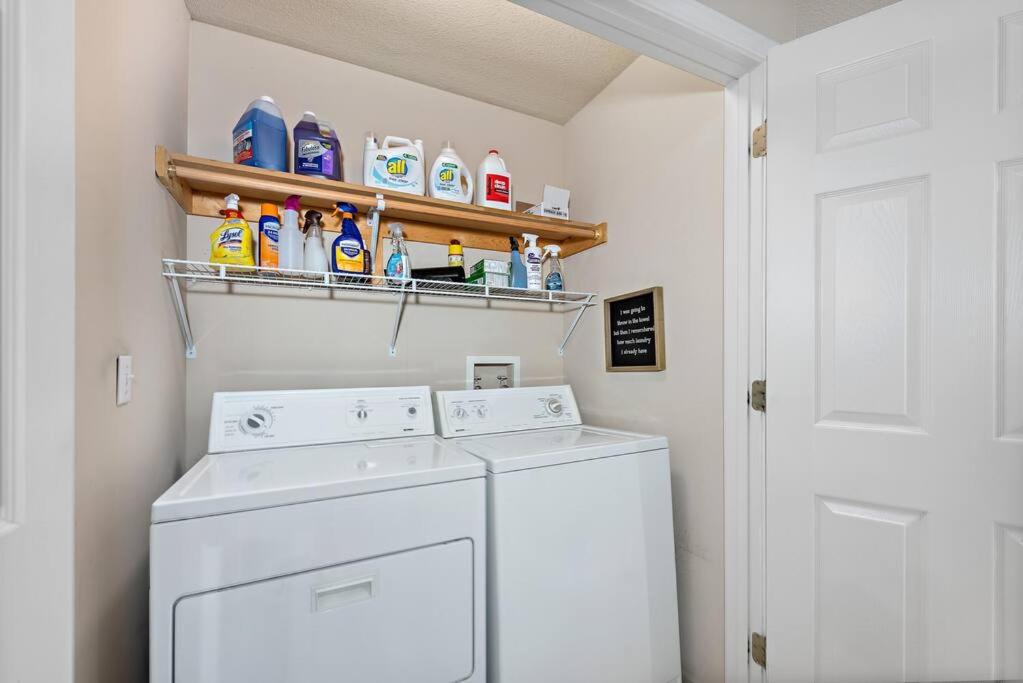 Kansas City Vacations - Beautiful Townhome, 11 minutes to Downtown, KCMO. - Property Image 2