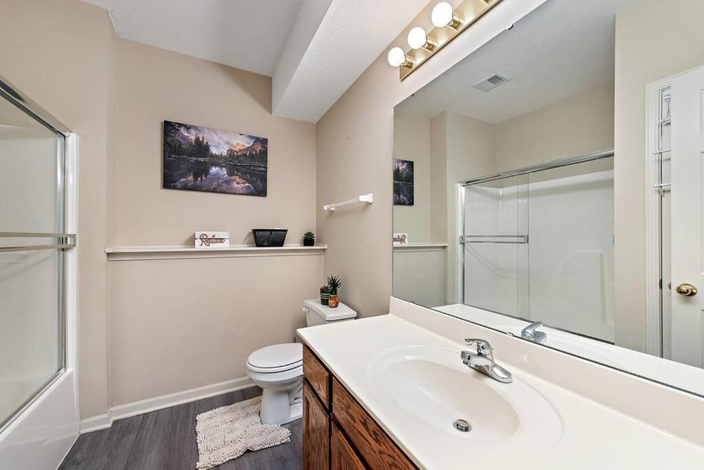 Kansas City Vacations - Beautiful Townhome, 11 minutes to Downtown, KCMO. - Property Image 3