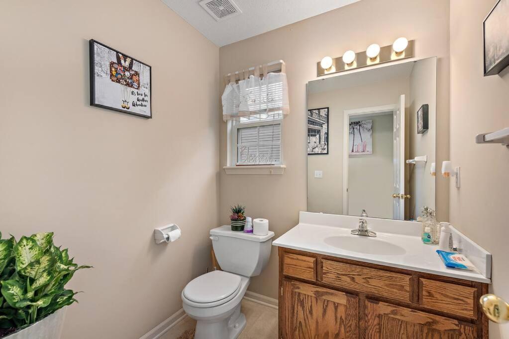 Kansas City Vacations - Beautiful Townhome, 11 minutes to Downtown, KCMO. - Property Image 4