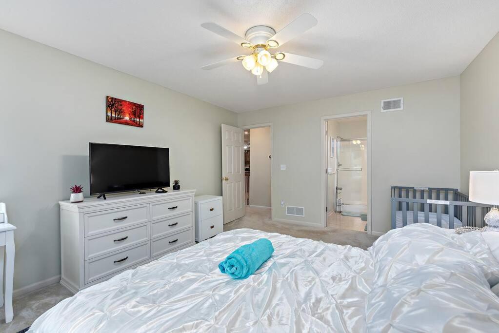 Kansas City Vacations - Beautiful Townhome, 11 minutes to Downtown, KCMO. - Property Image 6