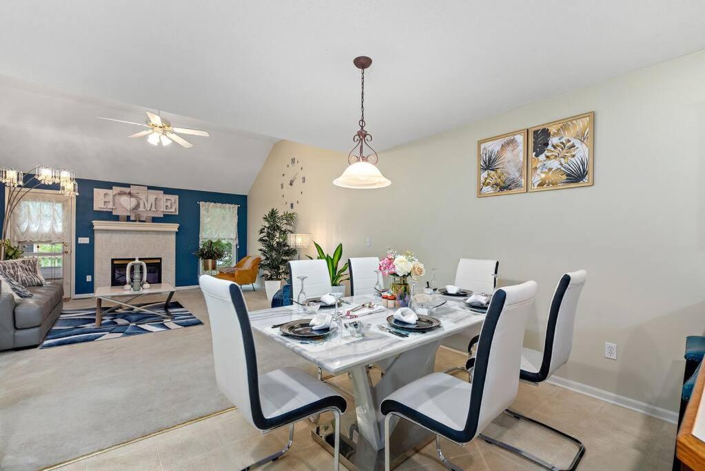 Kansas City Vacations - Beautiful Townhome, 11 minutes to Downtown, KCMO. - Property Image 7