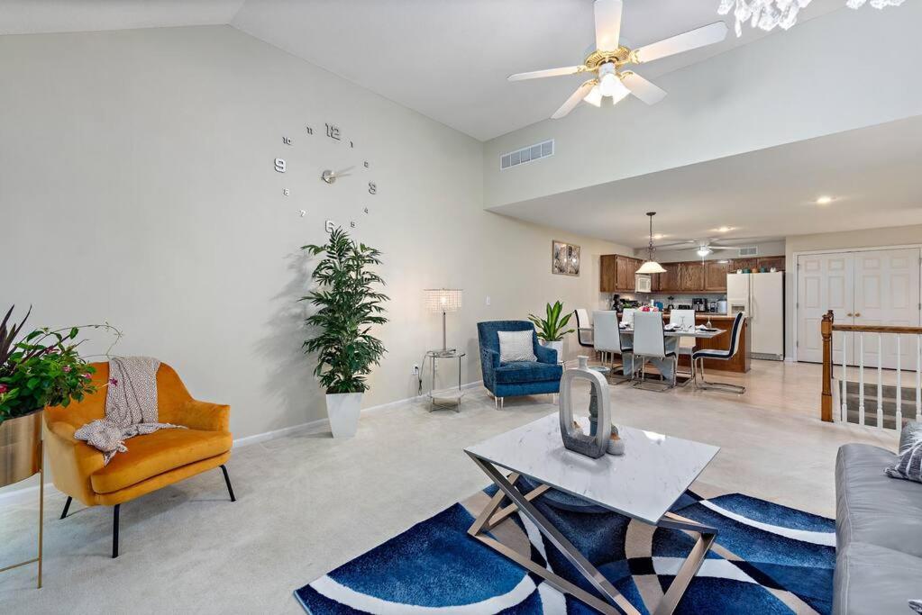 Kansas City Vacations - Beautiful Townhome, 11 minutes to Downtown, KCMO. - Property Image 8