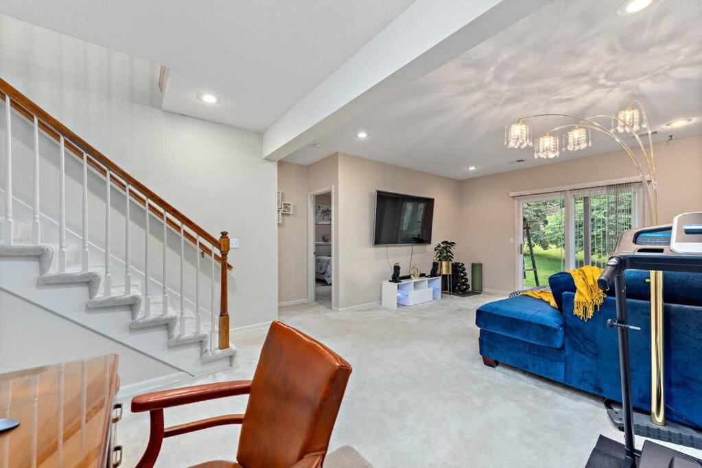 Kansas City Vacations - Beautiful Townhome, 11 minutes to Downtown, KCMO. - Property Image 9