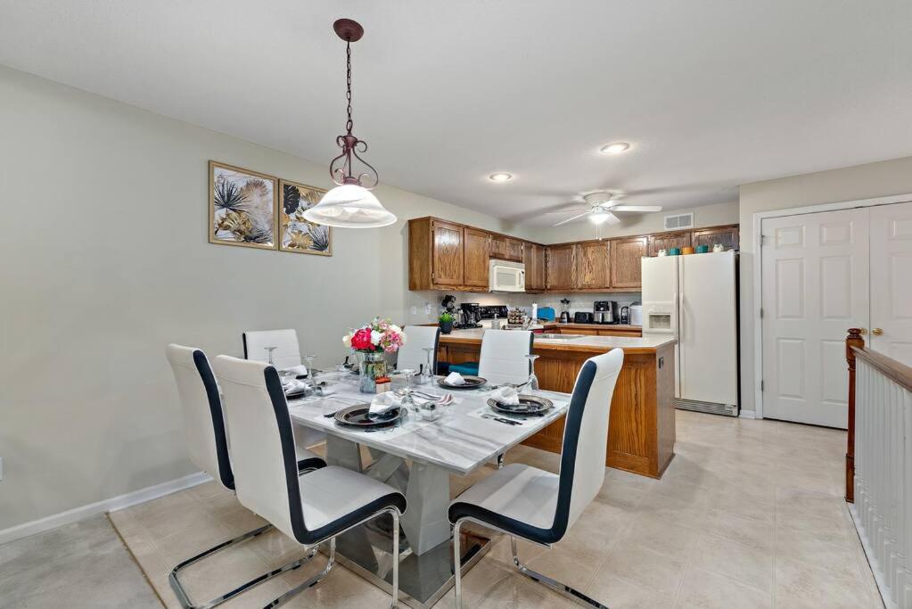 Kansas City Vacations - Beautiful Townhome, 11 minutes to Downtown, KCMO. - Property Image 10