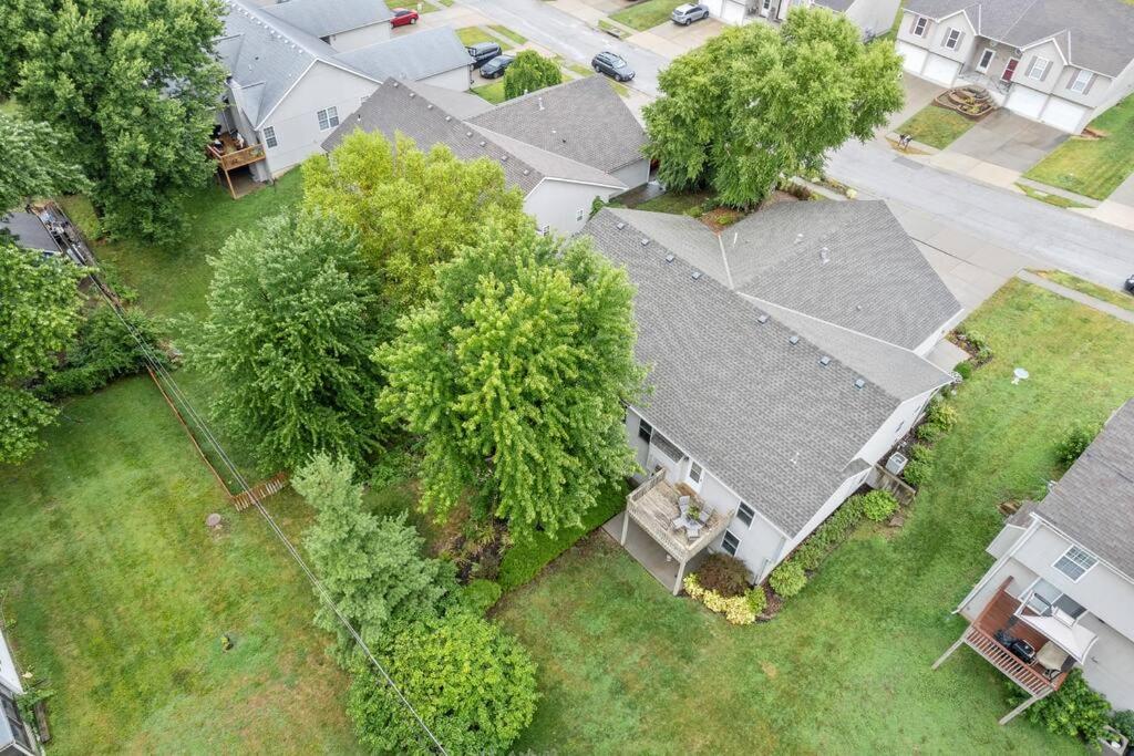 Kansas City Vacations - Beautiful Townhome, 11 minutes to Downtown, KCMO. - Property Image 11